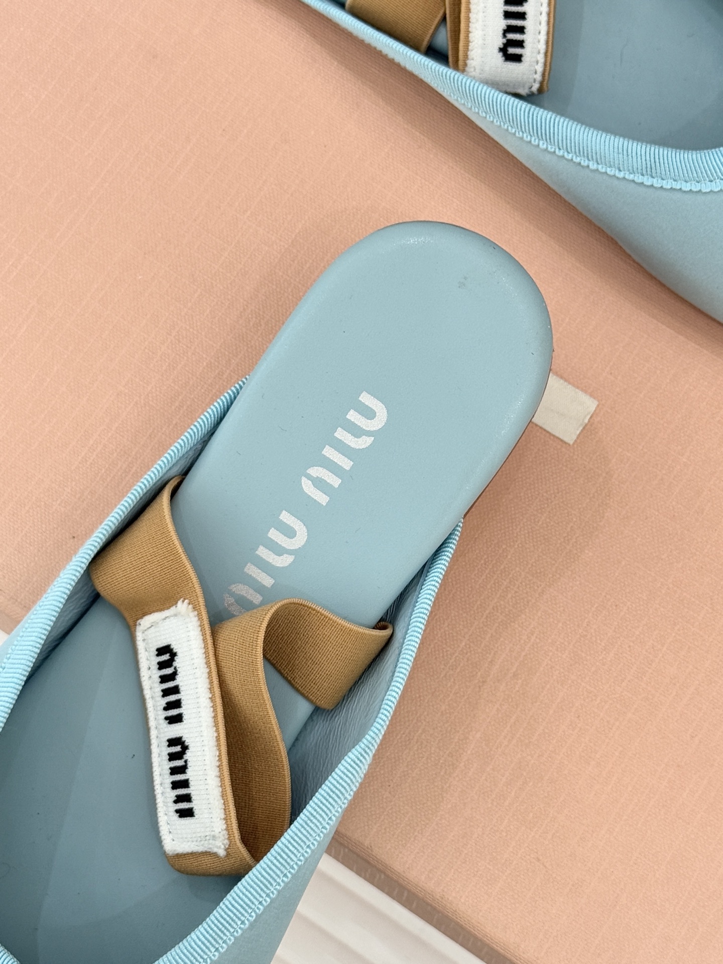 Miu Miu/缪缪经典蝴蝶结字母绸缎芭蕾舞鞋承袭MIU MIU标志性少女奢雅基因经典芭蕾舞鞋以柔润缎光