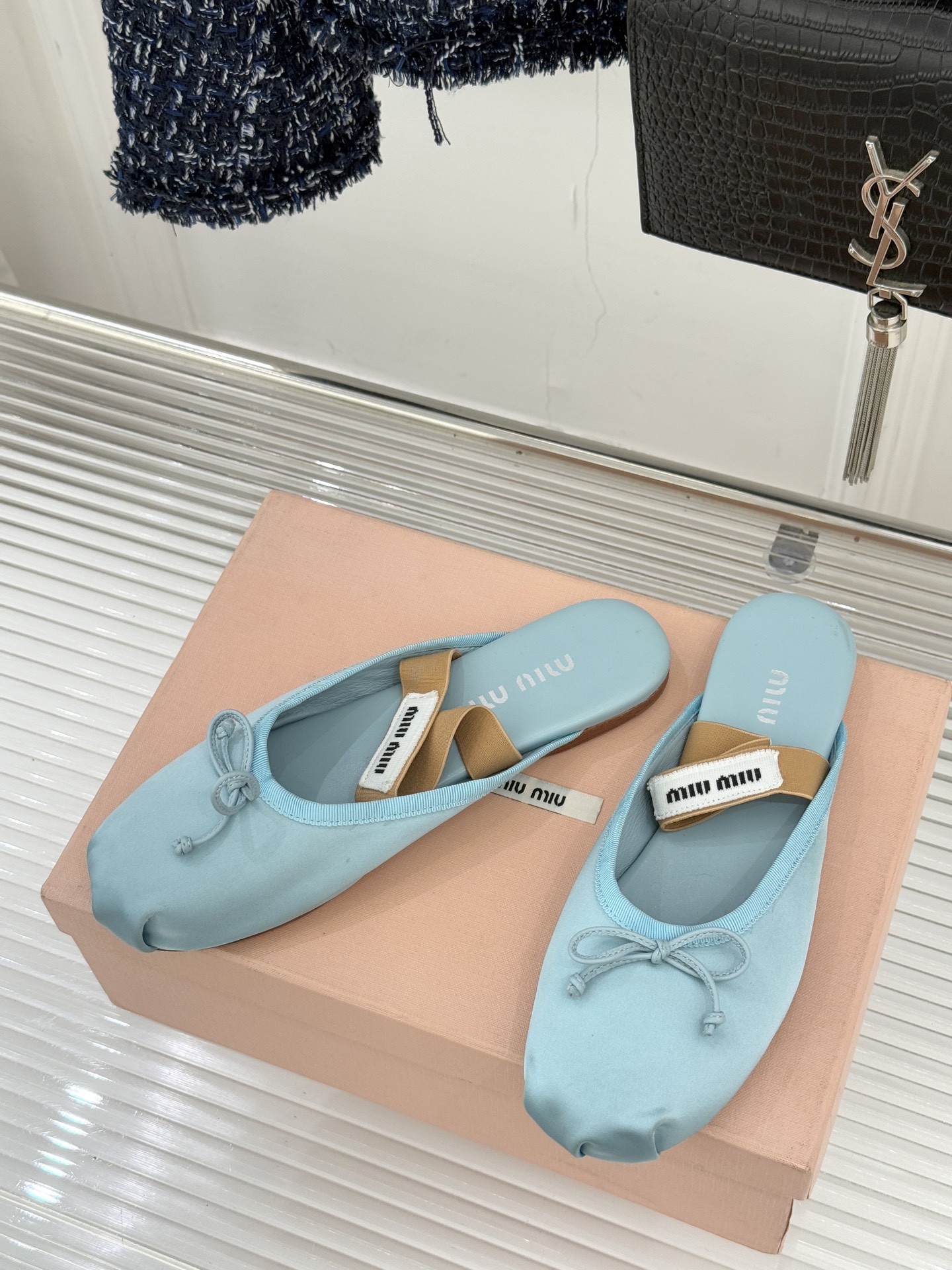 Miu Miu/缪缪经典蝴蝶结字母绸缎芭蕾舞鞋承袭MIU MIU标志性少女奢雅基因经典芭蕾舞鞋以柔润缎光