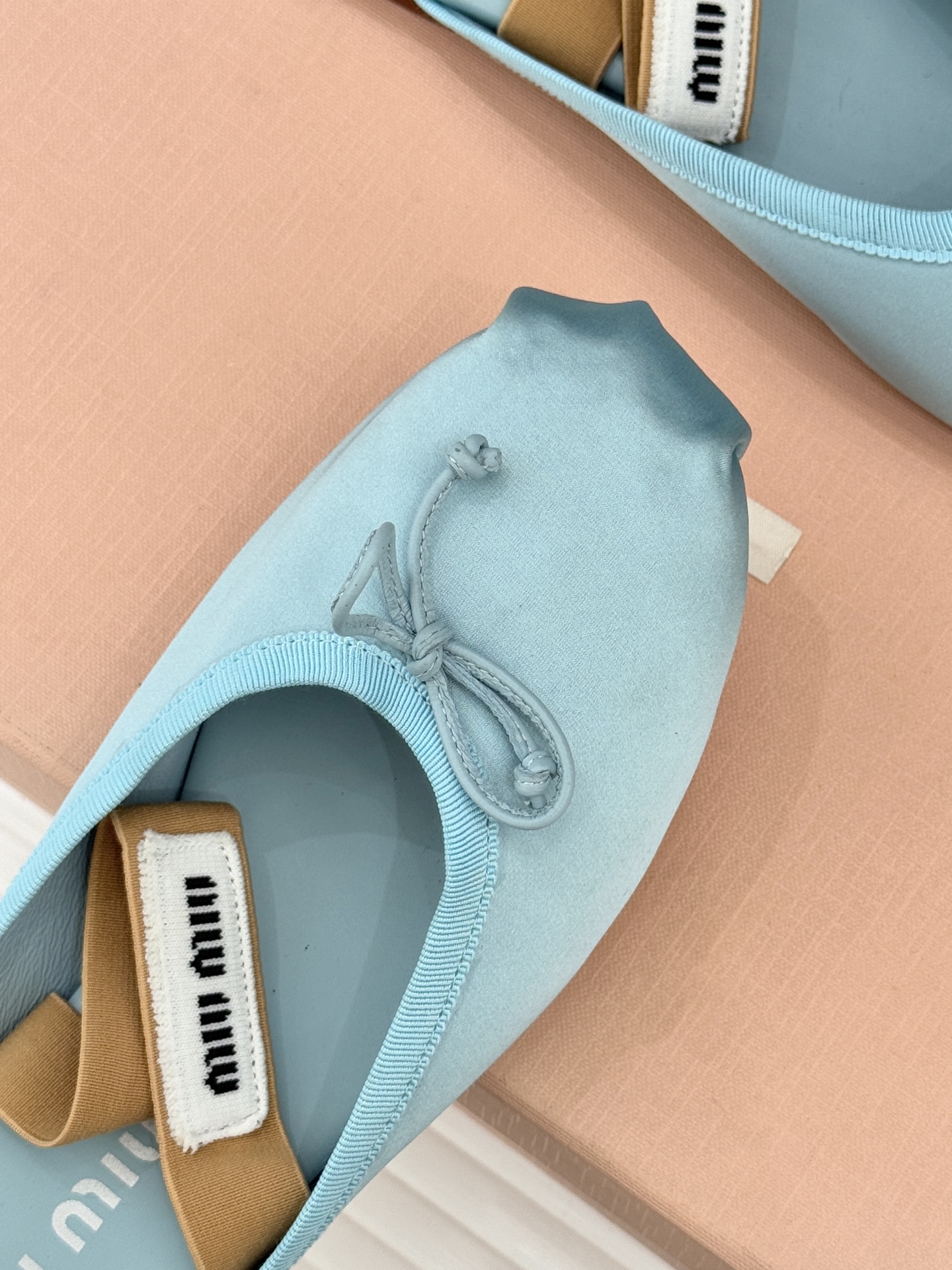 Miu Miu/缪缪经典蝴蝶结字母绸缎芭蕾舞鞋承袭MIU MIU标志性少女奢雅基因经典芭蕾舞鞋以柔润缎光