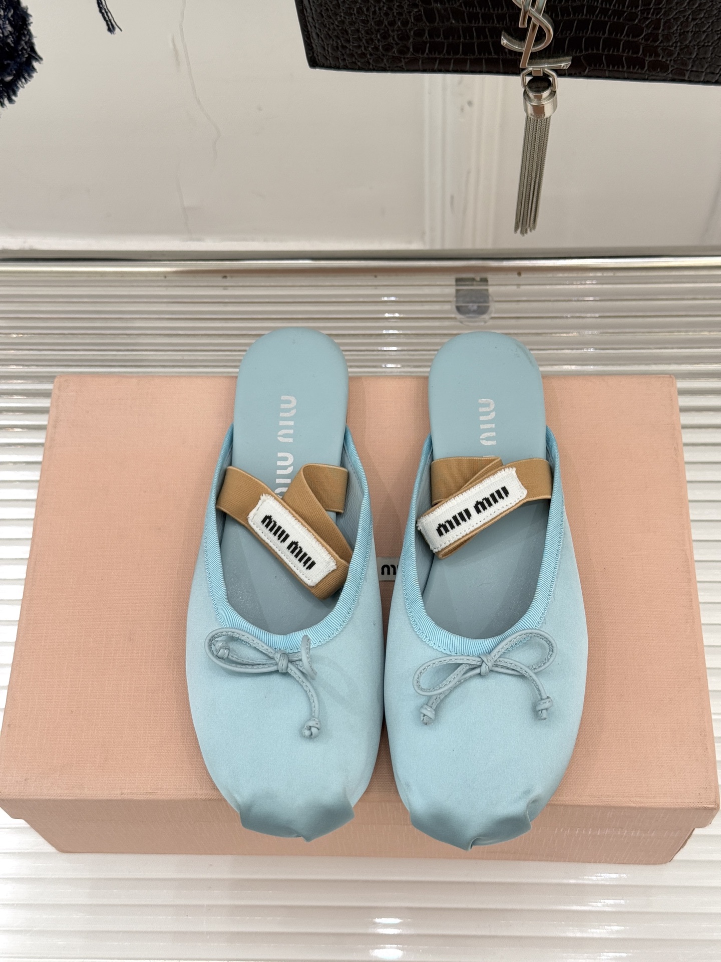Miu Miu/缪缪经典蝴蝶结字母绸缎芭蕾舞鞋承袭MIU MIU标志性少女奢雅基因经典芭蕾舞鞋以柔润缎光