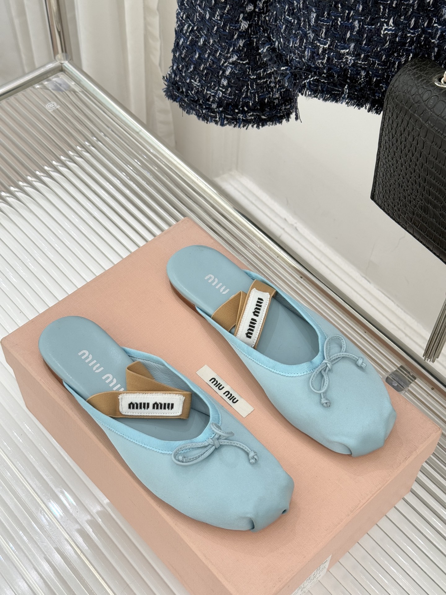 Miu Miu/缪缪经典蝴蝶结字母绸缎芭蕾舞鞋承袭MIU MIU标志性少女奢雅基因经典芭蕾舞鞋以柔润缎光