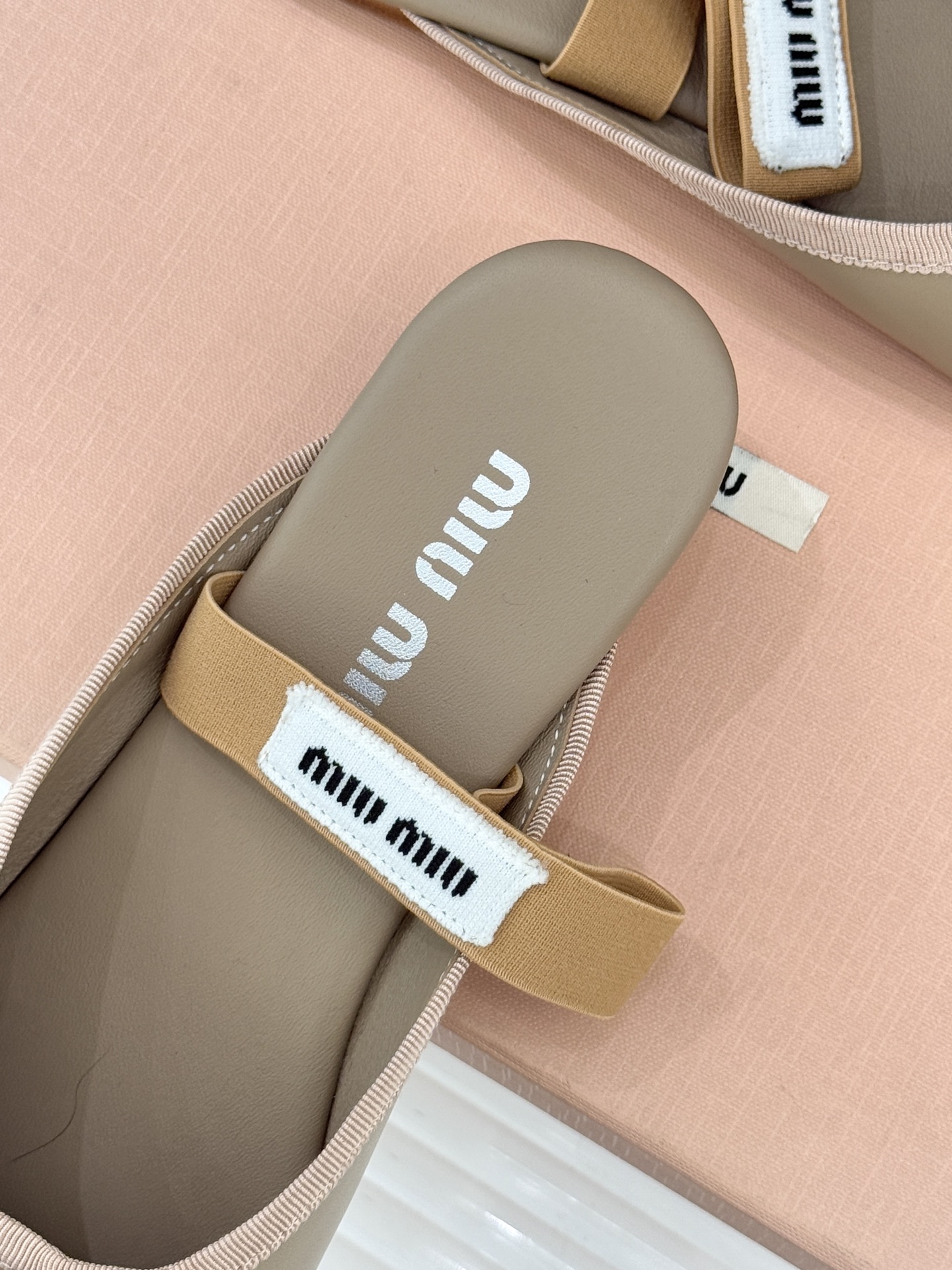 Miu Miu/缪缪经典蝴蝶结字母绸缎芭蕾舞鞋承袭MIU MIU标志性少女奢雅基因经典芭蕾舞鞋以柔润缎光