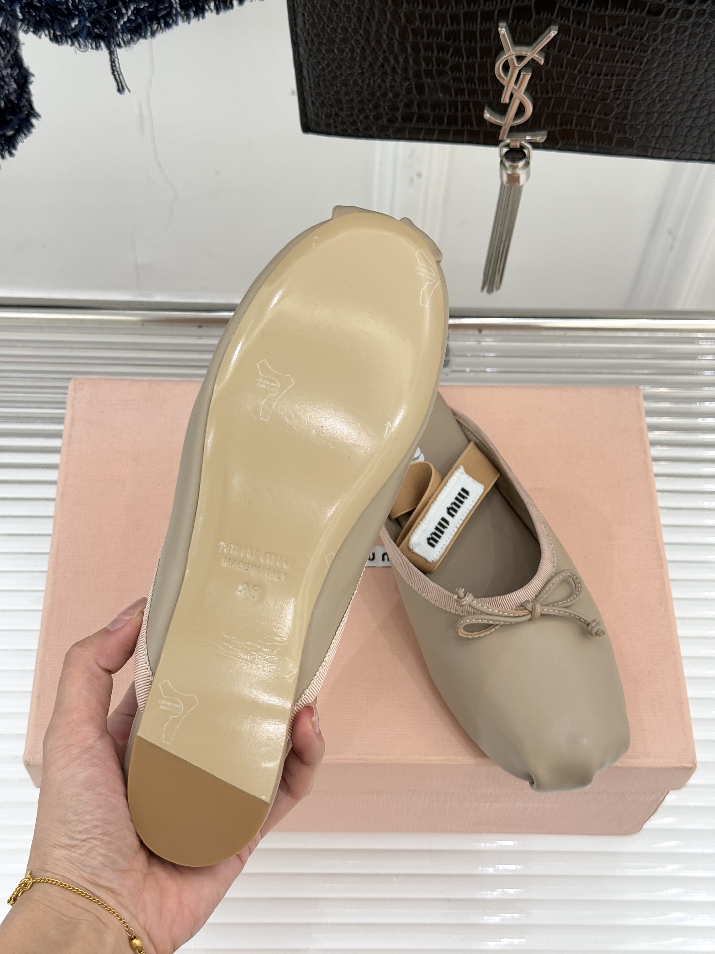Miu Miu/缪缪经典蝴蝶结字母绸缎芭蕾舞鞋承袭MIU MIU标志性少女奢雅基因经典芭蕾舞鞋以柔润缎光