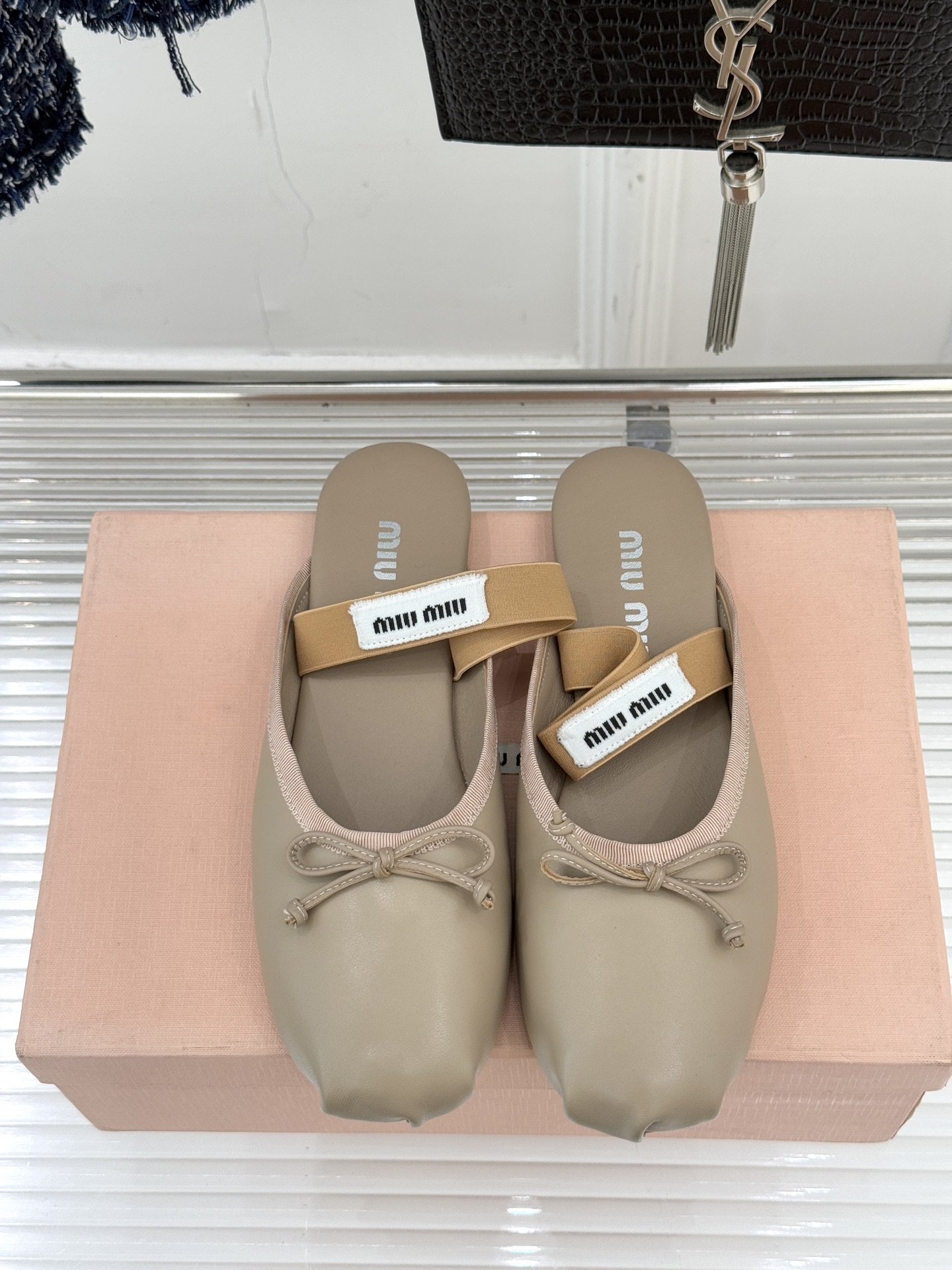 Miu Miu/缪缪经典蝴蝶结字母绸缎芭蕾舞鞋承袭MIU MIU标志性少女奢雅基因经典芭蕾舞鞋以柔润缎光