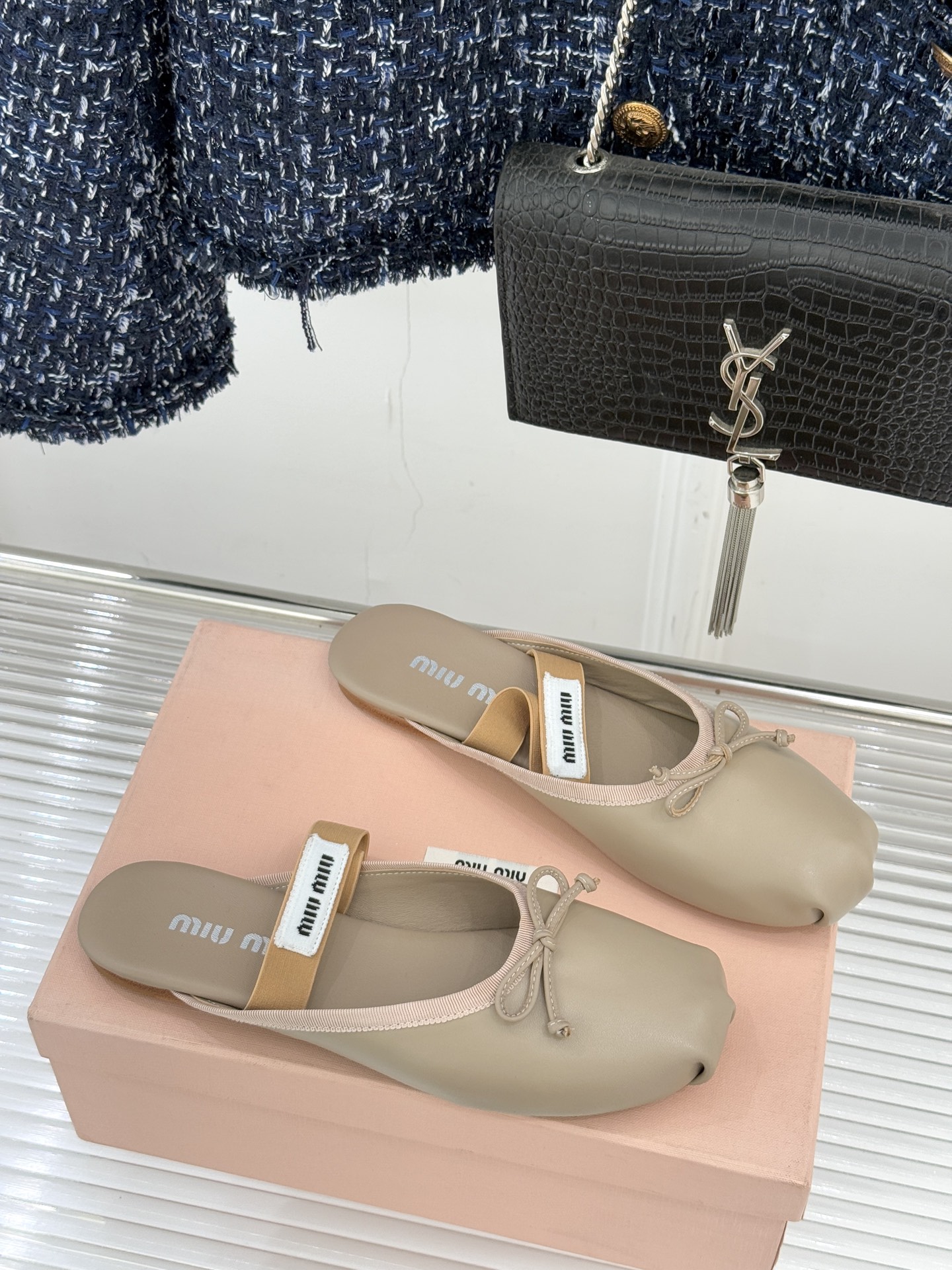 Miu Miu/缪缪经典蝴蝶结字母绸缎芭蕾舞鞋承袭MIU MIU标志性少女奢雅基因经典芭蕾舞鞋以柔润缎光