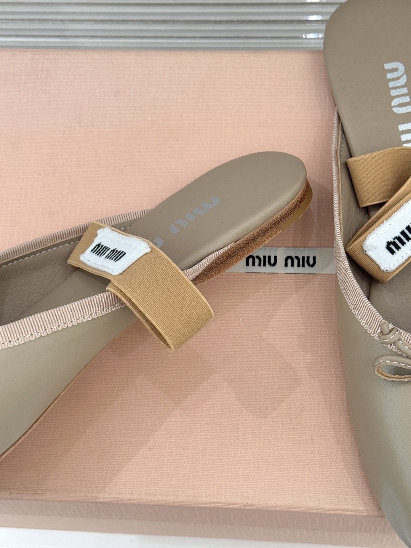 Miu Miu/缪缪经典蝴蝶结字母绸缎芭蕾舞鞋承袭MIU MIU标志性少女奢雅基因经典芭蕾舞鞋以柔润缎光