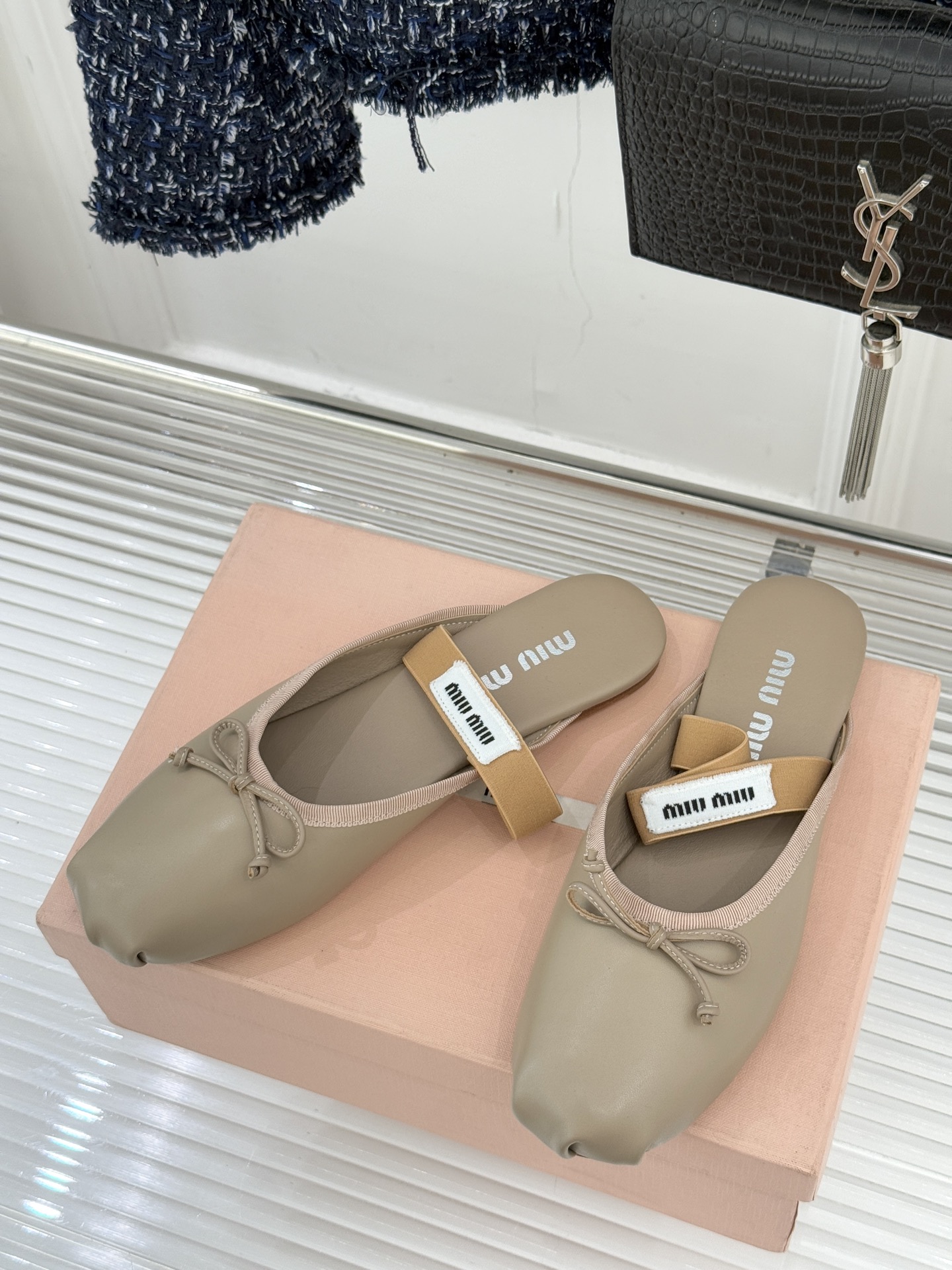Miu Miu/缪缪经典蝴蝶结字母绸缎芭蕾舞鞋承袭MIU MIU标志性少女奢雅基因经典芭蕾舞鞋以柔润缎光