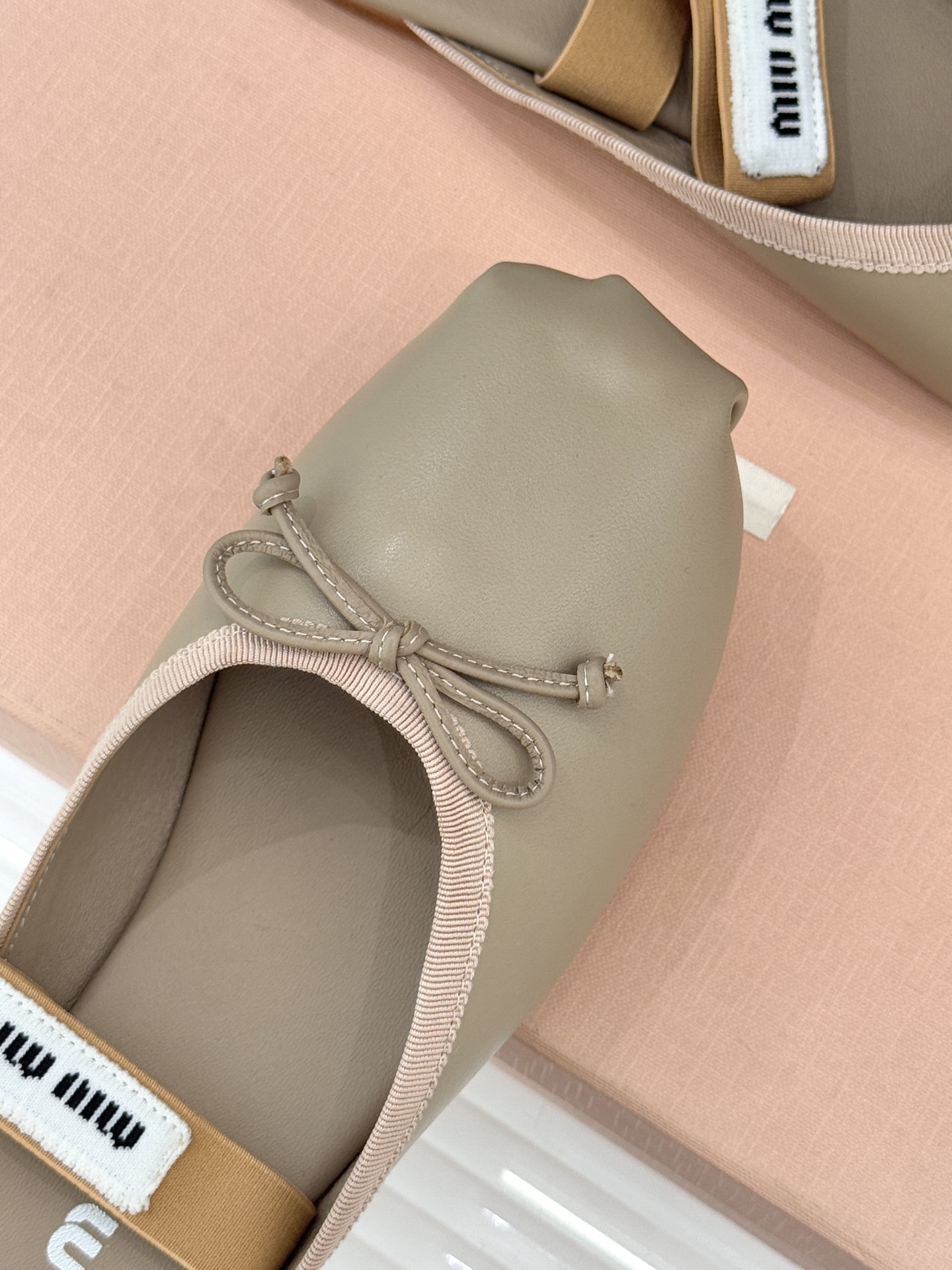 Miu Miu/缪缪经典蝴蝶结字母绸缎芭蕾舞鞋承袭MIU MIU标志性少女奢雅基因经典芭蕾舞鞋以柔润缎光