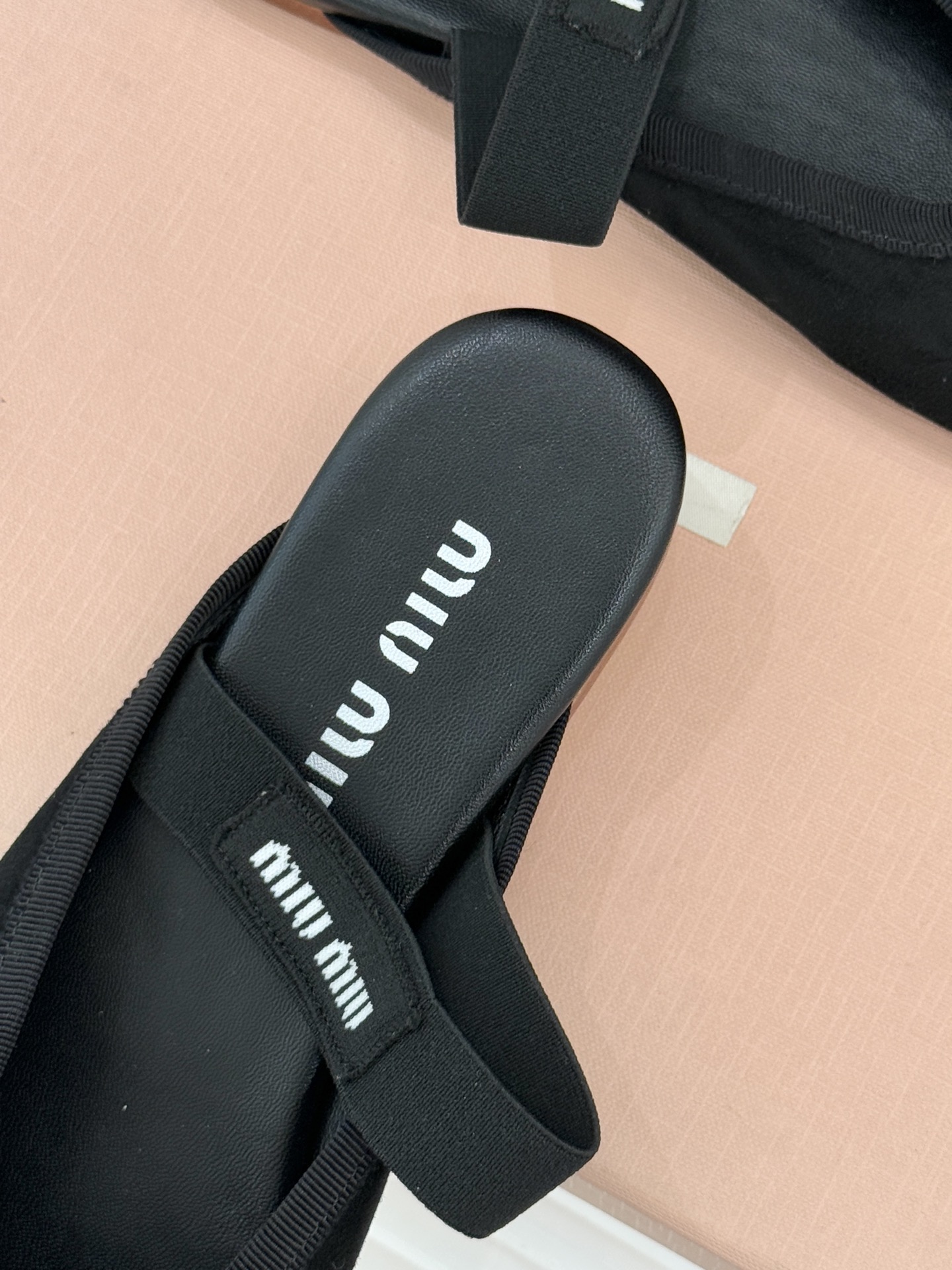 Miu Miu/缪缪经典蝴蝶结字母绸缎芭蕾舞鞋承袭MIU MIU标志性少女奢雅基因经典芭蕾舞鞋以柔润缎光