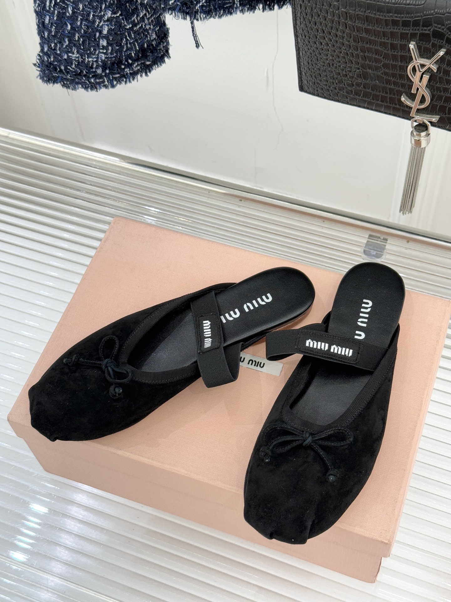 Miu Miu/缪缪经典蝴蝶结字母绸缎芭蕾舞鞋承袭MIU MIU标志性少女奢雅基因经典芭蕾舞鞋以柔润缎光