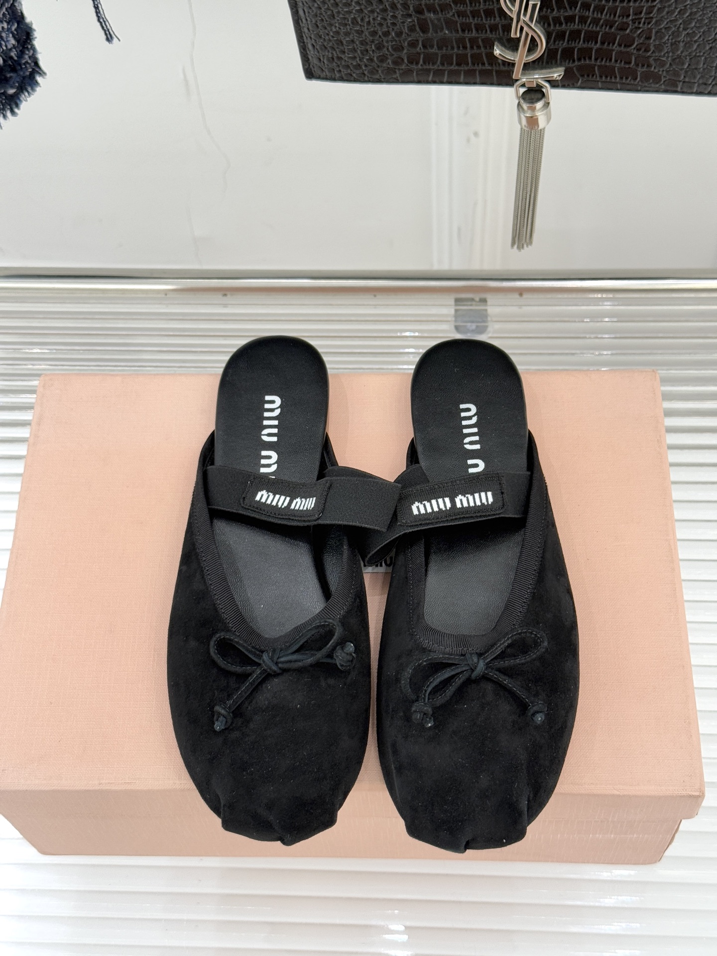 Miu Miu/缪缪经典蝴蝶结字母绸缎芭蕾舞鞋承袭MIU MIU标志性少女奢雅基因经典芭蕾舞鞋以柔润缎光