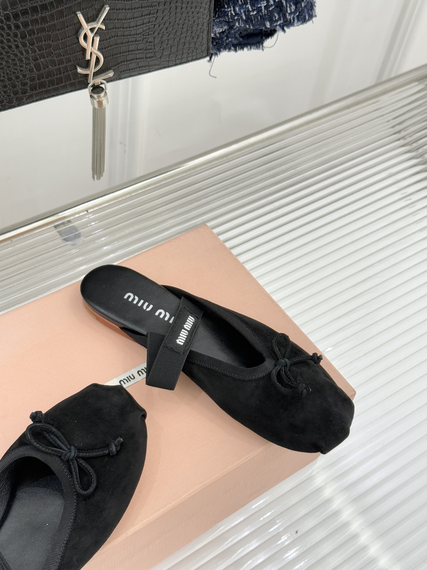 Miu Miu/缪缪经典蝴蝶结字母绸缎芭蕾舞鞋承袭MIU MIU标志性少女奢雅基因经典芭蕾舞鞋以柔润缎光