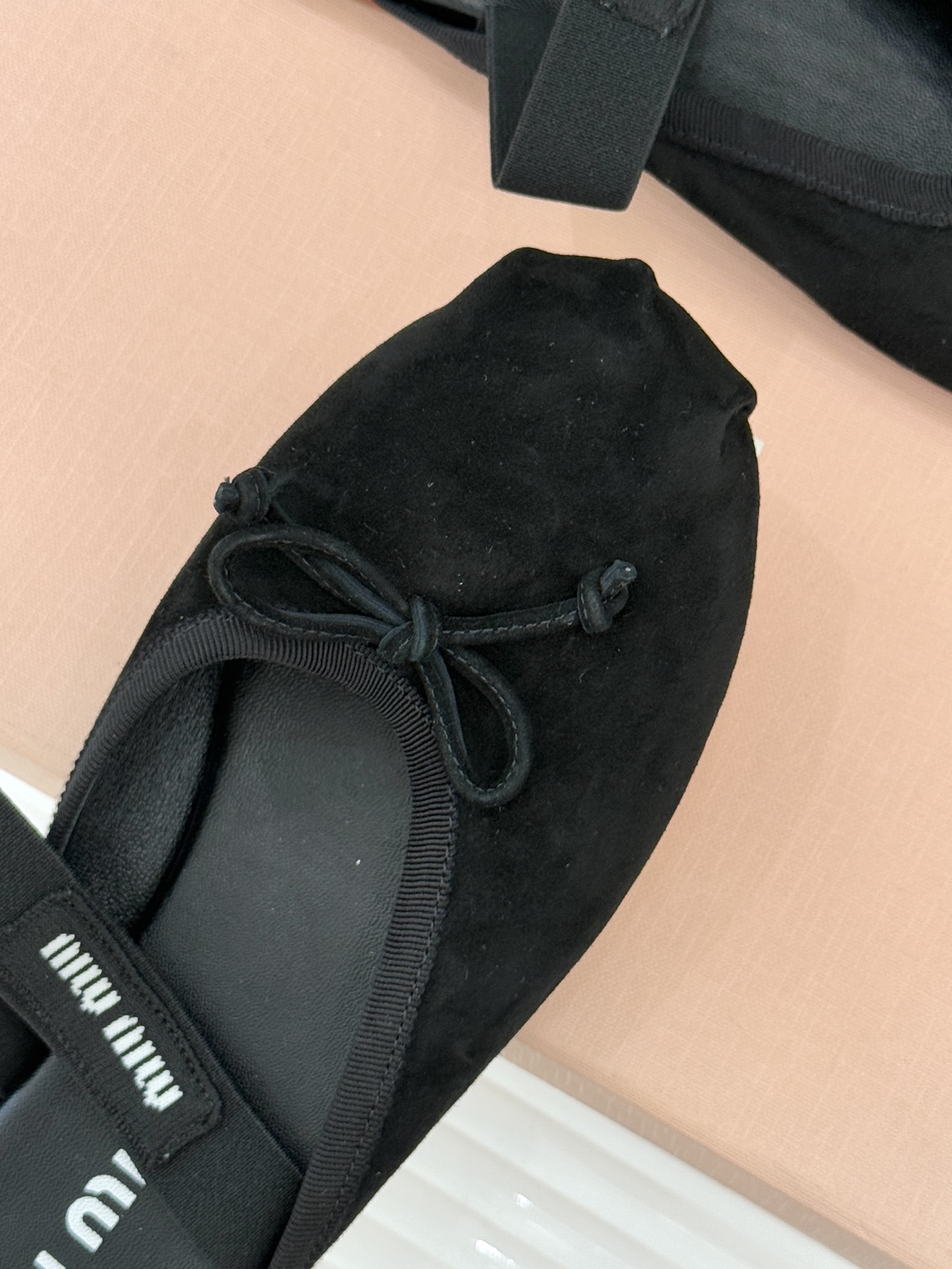Miu Miu/缪缪经典蝴蝶结字母绸缎芭蕾舞鞋承袭MIU MIU标志性少女奢雅基因经典芭蕾舞鞋以柔润缎光