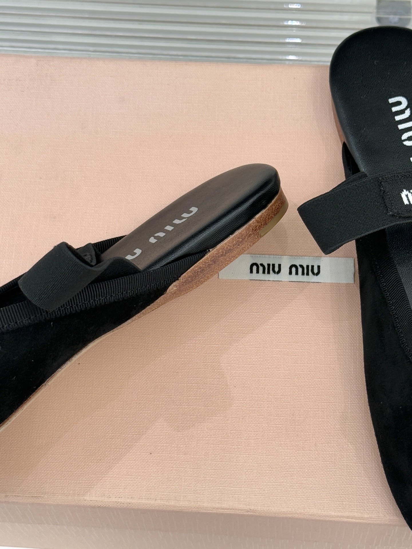 Miu Miu/缪缪经典蝴蝶结字母绸缎芭蕾舞鞋承袭MIU MIU标志性少女奢雅基因经典芭蕾舞鞋以柔润缎光
