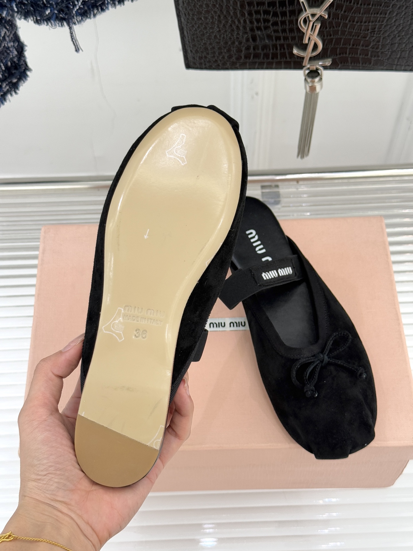 Miu Miu/缪缪经典蝴蝶结字母绸缎芭蕾舞鞋承袭MIU MIU标志性少女奢雅基因经典芭蕾舞鞋以柔润缎光