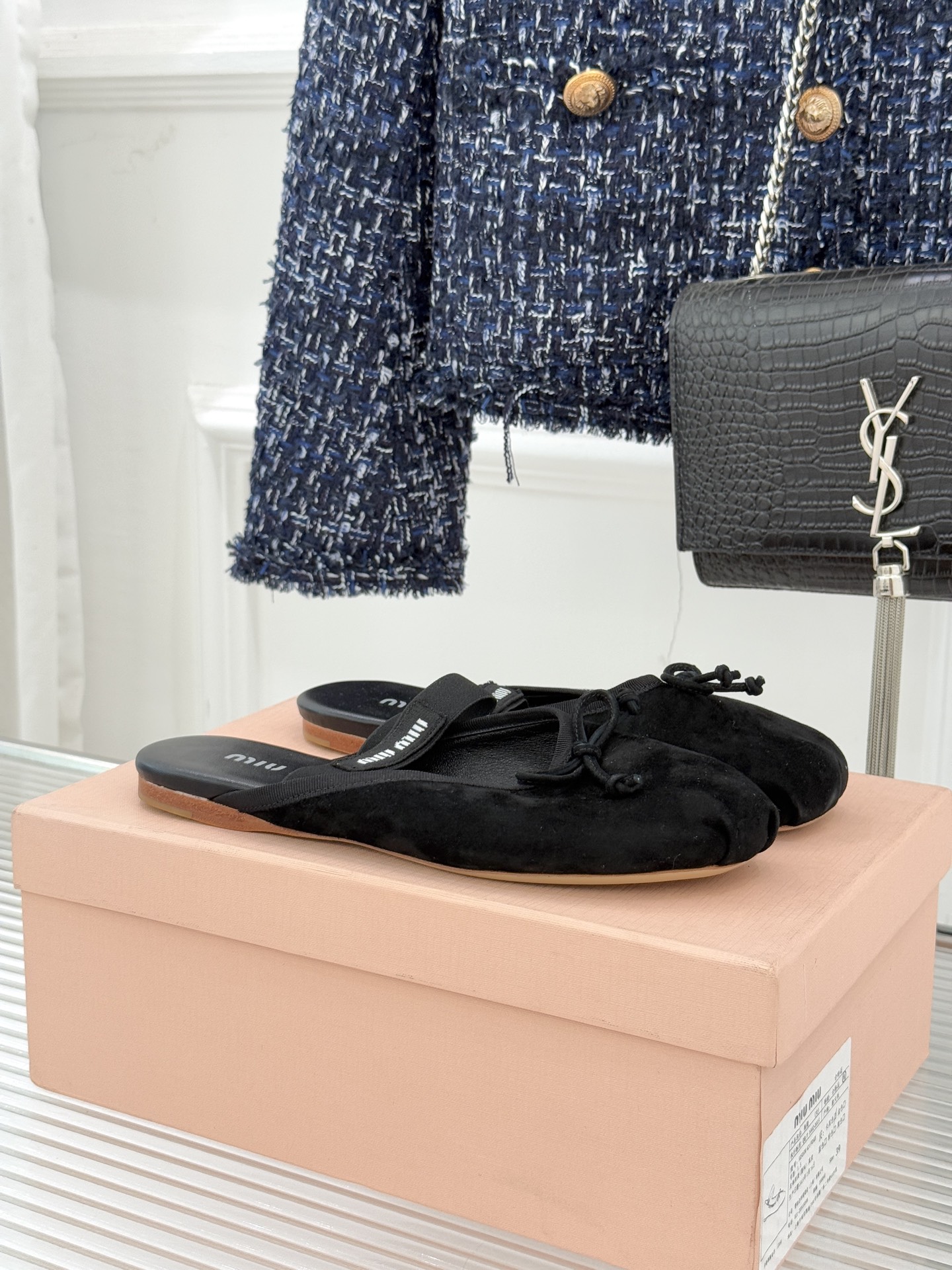 Miu Miu/缪缪经典蝴蝶结字母绸缎芭蕾舞鞋承袭MIU MIU标志性少女奢雅基因经典芭蕾舞鞋以柔润缎光