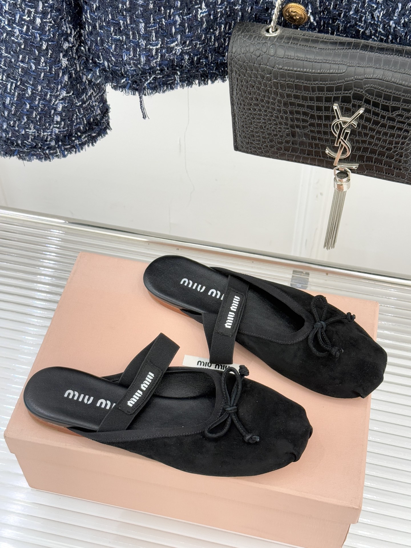 Miu Miu/缪缪经典蝴蝶结字母绸缎芭蕾舞鞋承袭MIU MIU标志性少女奢雅基因经典芭蕾舞鞋以柔润缎光