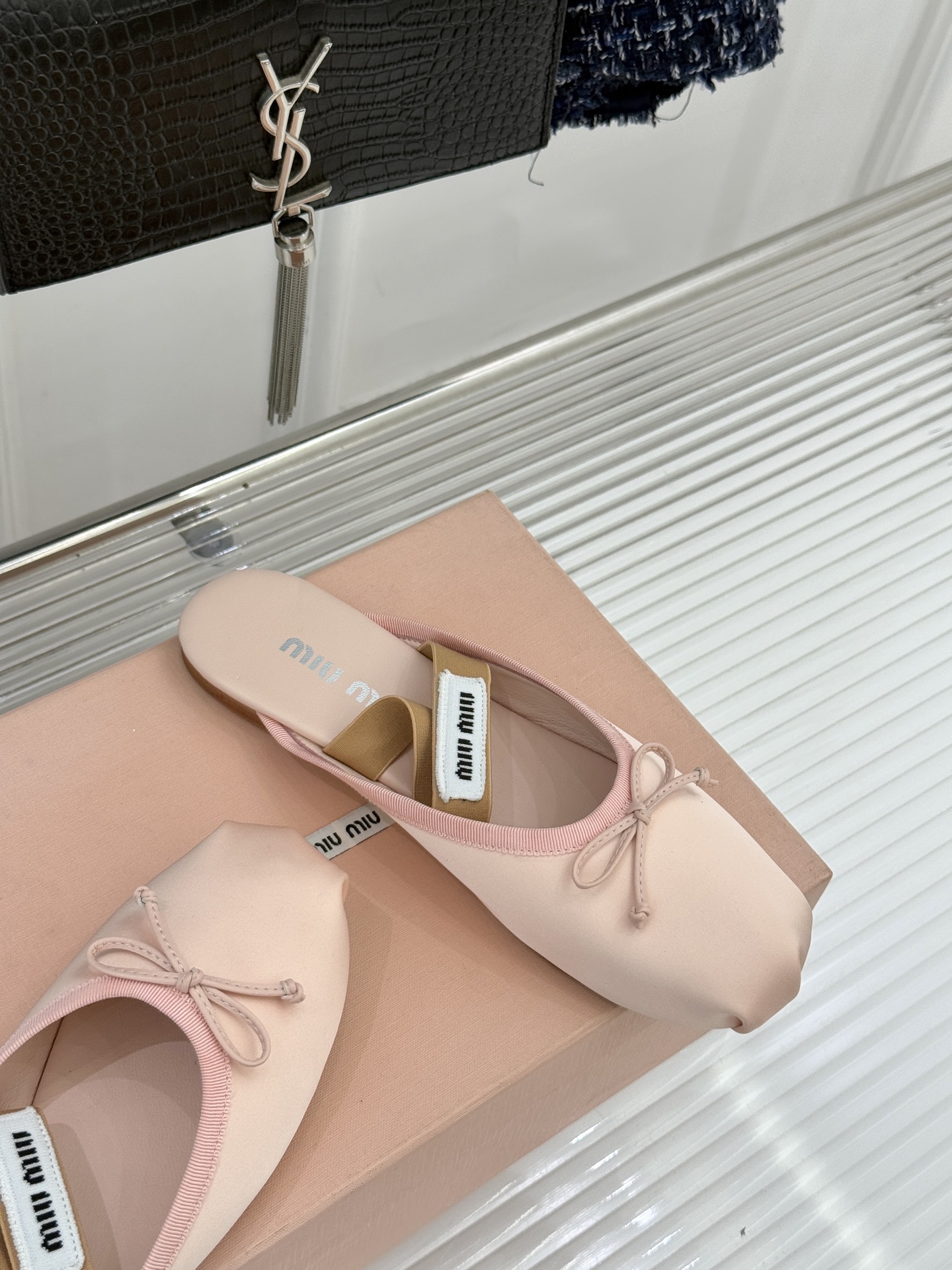 Miu Miu/缪缪经典蝴蝶结字母绸缎芭蕾舞鞋承袭MIU MIU标志性少女奢雅基因经典芭蕾舞鞋以柔润缎光