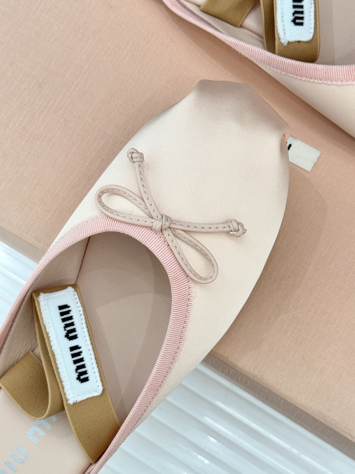 Miu Miu/缪缪经典蝴蝶结字母绸缎芭蕾舞鞋承袭MIU MIU标志性少女奢雅基因经典芭蕾舞鞋以柔润缎光
