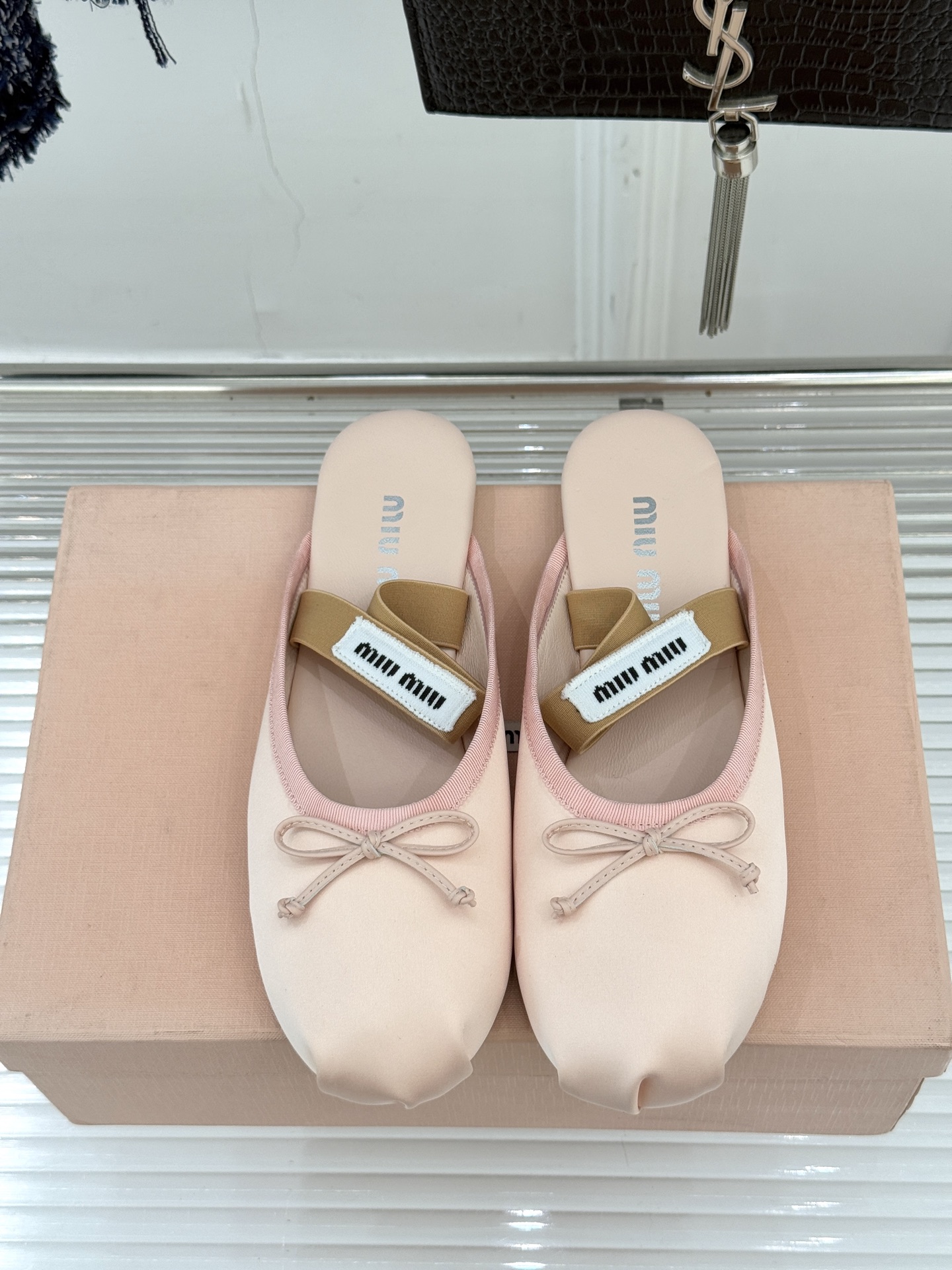 Miu Miu/缪缪经典蝴蝶结字母绸缎芭蕾舞鞋承袭MIU MIU标志性少女奢雅基因经典芭蕾舞鞋以柔润缎光