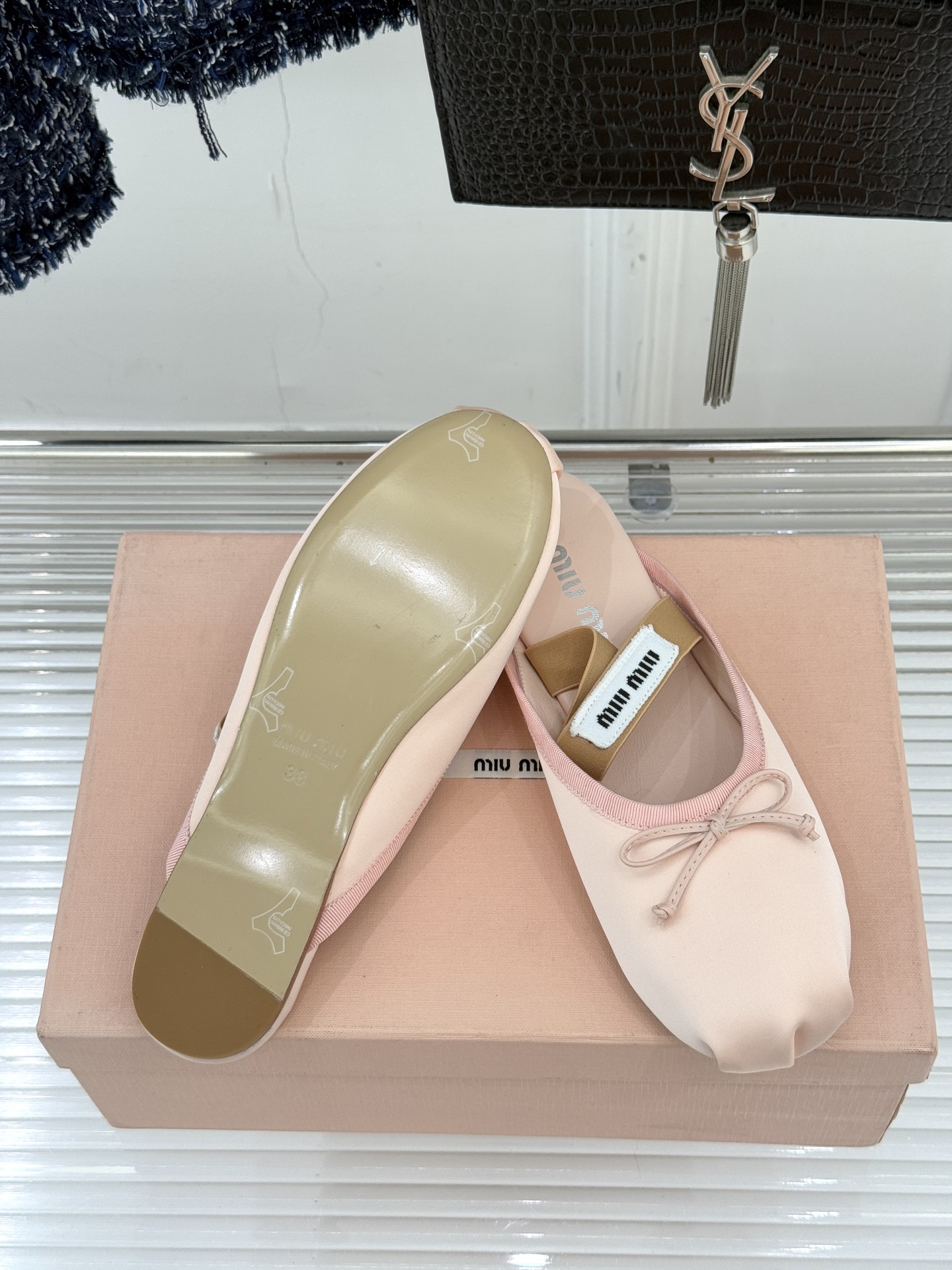 Miu Miu/缪缪经典蝴蝶结字母绸缎芭蕾舞鞋承袭MIU MIU标志性少女奢雅基因经典芭蕾舞鞋以柔润缎光
