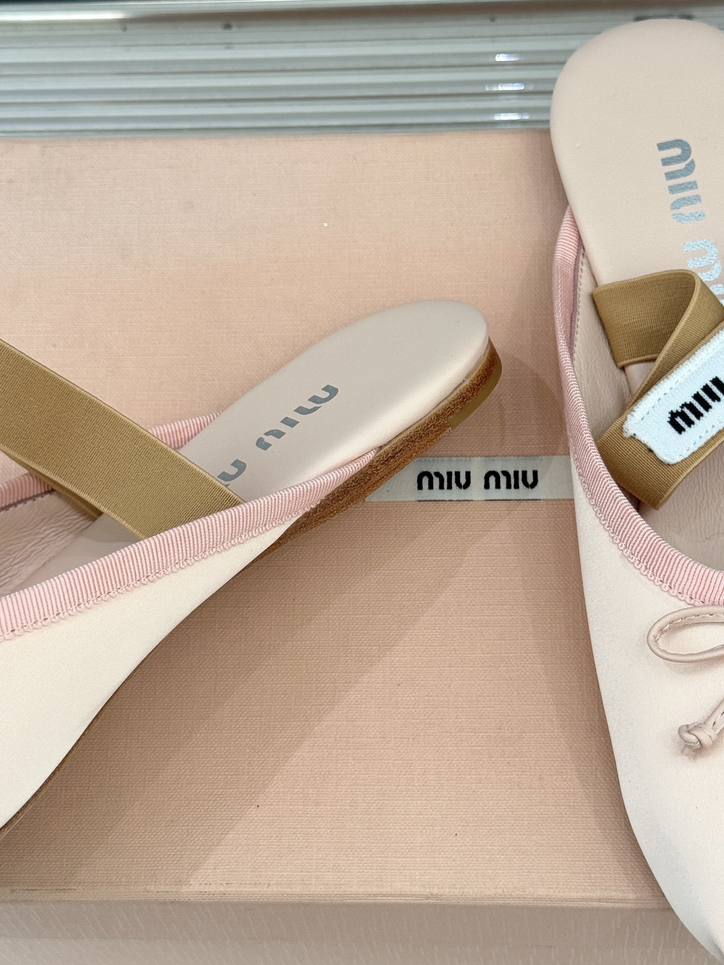 Miu Miu/缪缪经典蝴蝶结字母绸缎芭蕾舞鞋承袭MIU MIU标志性少女奢雅基因经典芭蕾舞鞋以柔润缎光