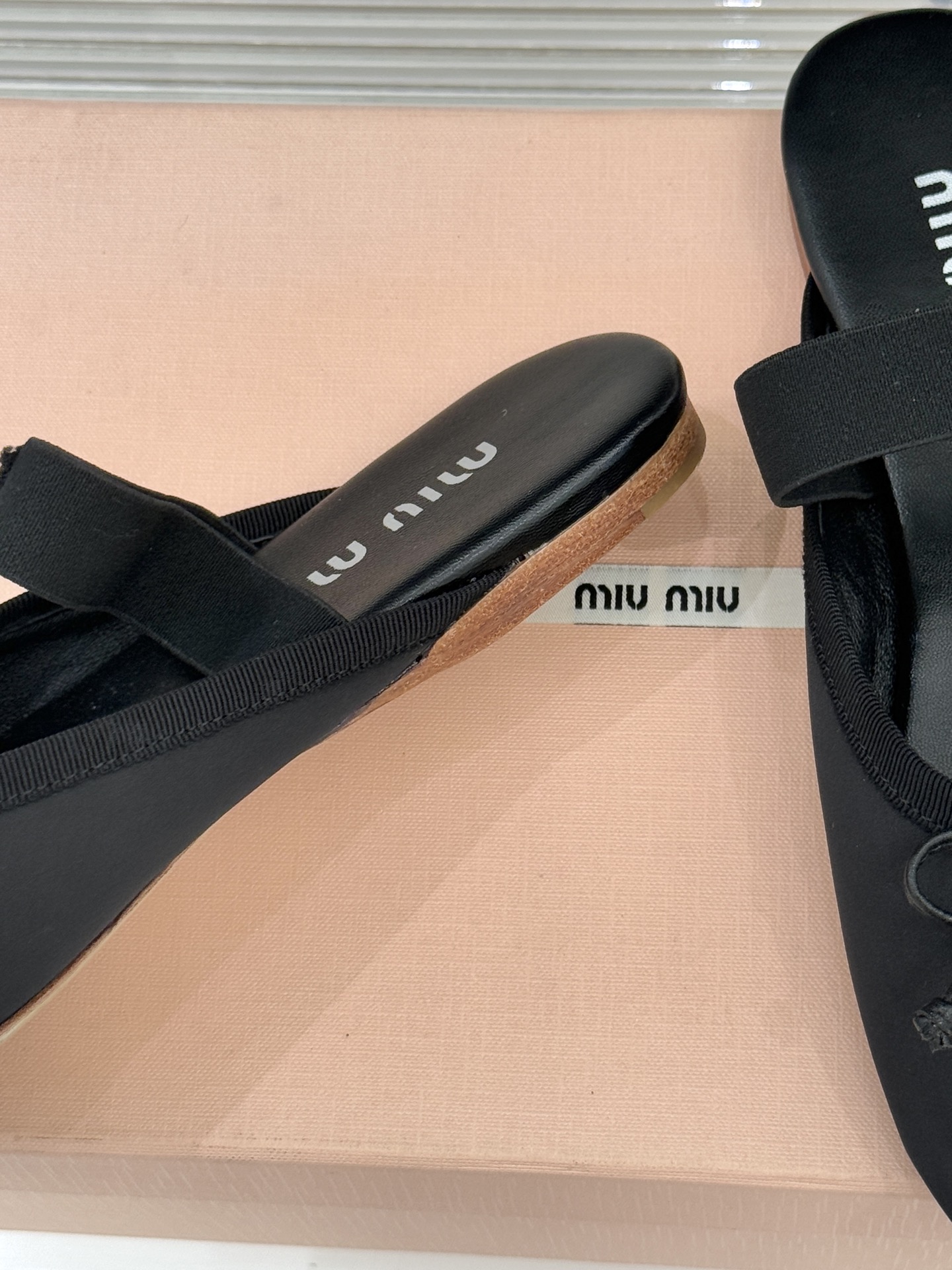 Miu Miu/缪缪经典蝴蝶结字母绸缎芭蕾舞鞋承袭MIU MIU标志性少女奢雅基因经典芭蕾舞鞋以柔润缎光