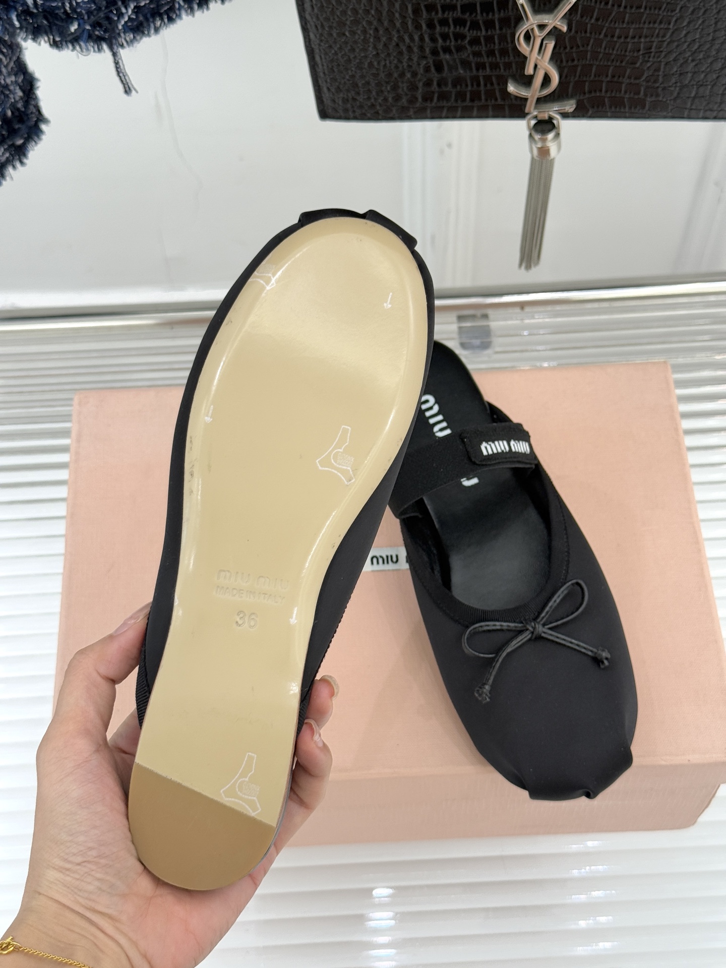 Miu Miu/缪缪经典蝴蝶结字母绸缎芭蕾舞鞋承袭MIU MIU标志性少女奢雅基因经典芭蕾舞鞋以柔润缎光