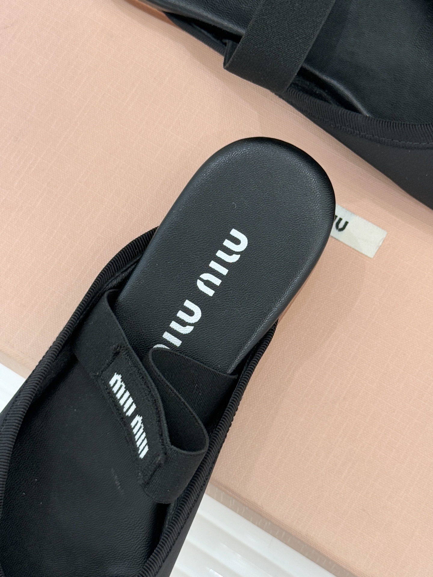 Miu Miu/缪缪经典蝴蝶结字母绸缎芭蕾舞鞋承袭MIU MIU标志性少女奢雅基因经典芭蕾舞鞋以柔润缎光