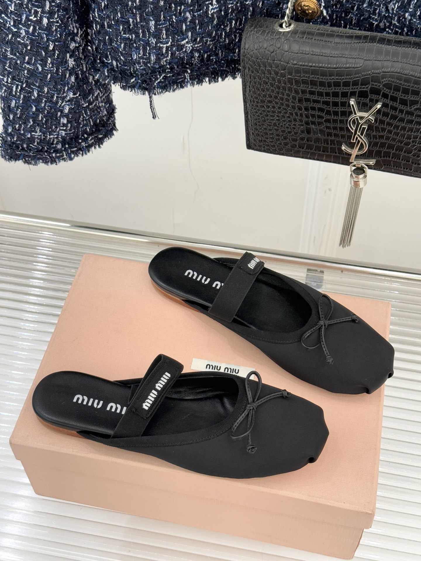 Miu Miu/缪缪经典蝴蝶结字母绸缎芭蕾舞鞋承袭MIU MIU标志性少女奢雅基因经典芭蕾舞鞋以柔润缎光