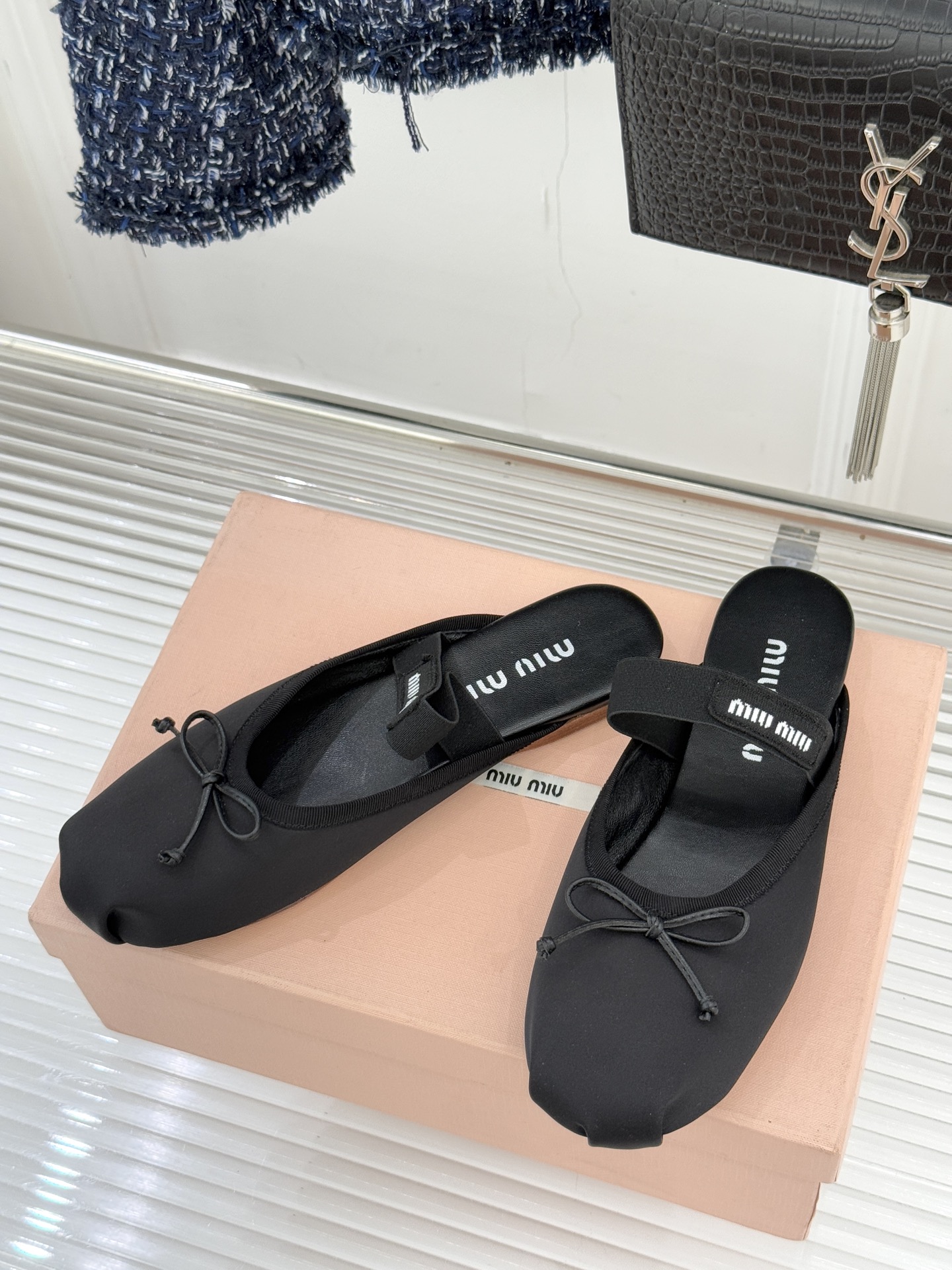 Miu Miu/缪缪经典蝴蝶结字母绸缎芭蕾舞鞋承袭MIU MIU标志性少女奢雅基因经典芭蕾舞鞋以柔润缎光