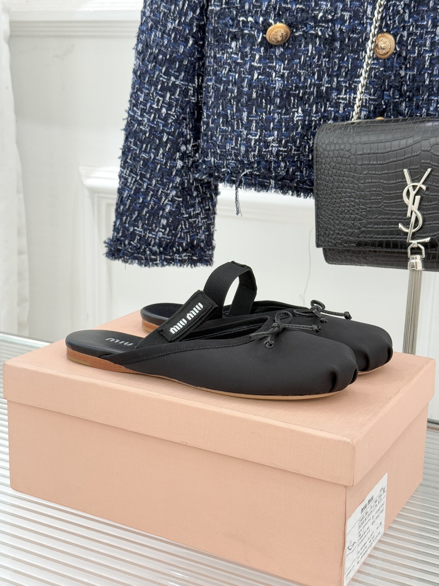 Miu Miu/缪缪经典蝴蝶结字母绸缎芭蕾舞鞋承袭MIU MIU标志性少女奢雅基因经典芭蕾舞鞋以柔润缎光