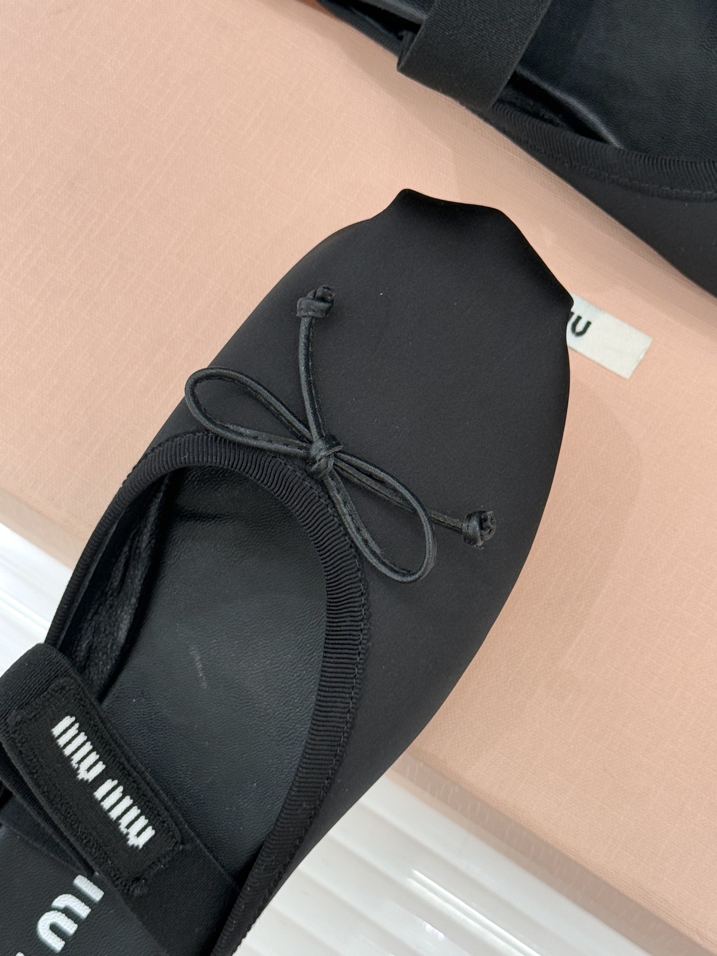 Miu Miu/缪缪经典蝴蝶结字母绸缎芭蕾舞鞋承袭MIU MIU标志性少女奢雅基因经典芭蕾舞鞋以柔润缎光