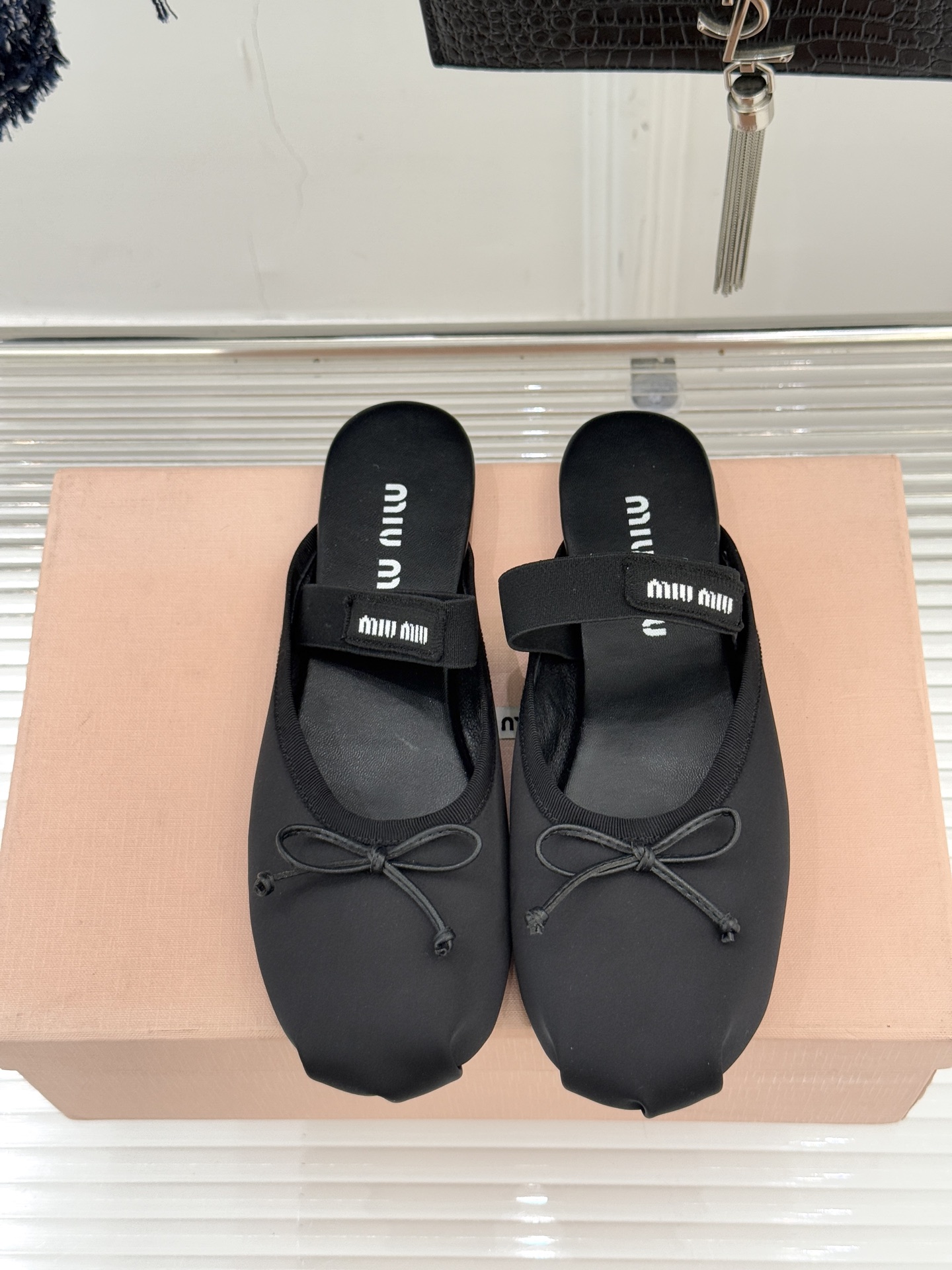 Miu Miu/缪缪经典蝴蝶结字母绸缎芭蕾舞鞋承袭MIU MIU标志性少女奢雅基因经典芭蕾舞鞋以柔润缎光