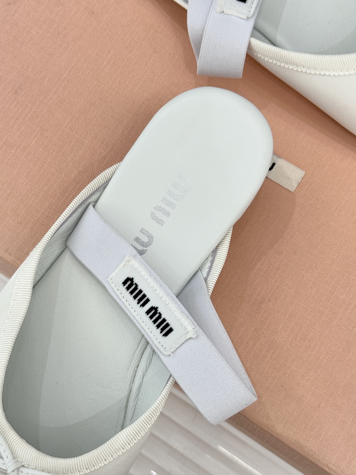 Miu Miu/缪缪经典蝴蝶结字母绸缎芭蕾舞鞋承袭MIU MIU标志性少女奢雅基因经典芭蕾舞鞋以柔润缎光
