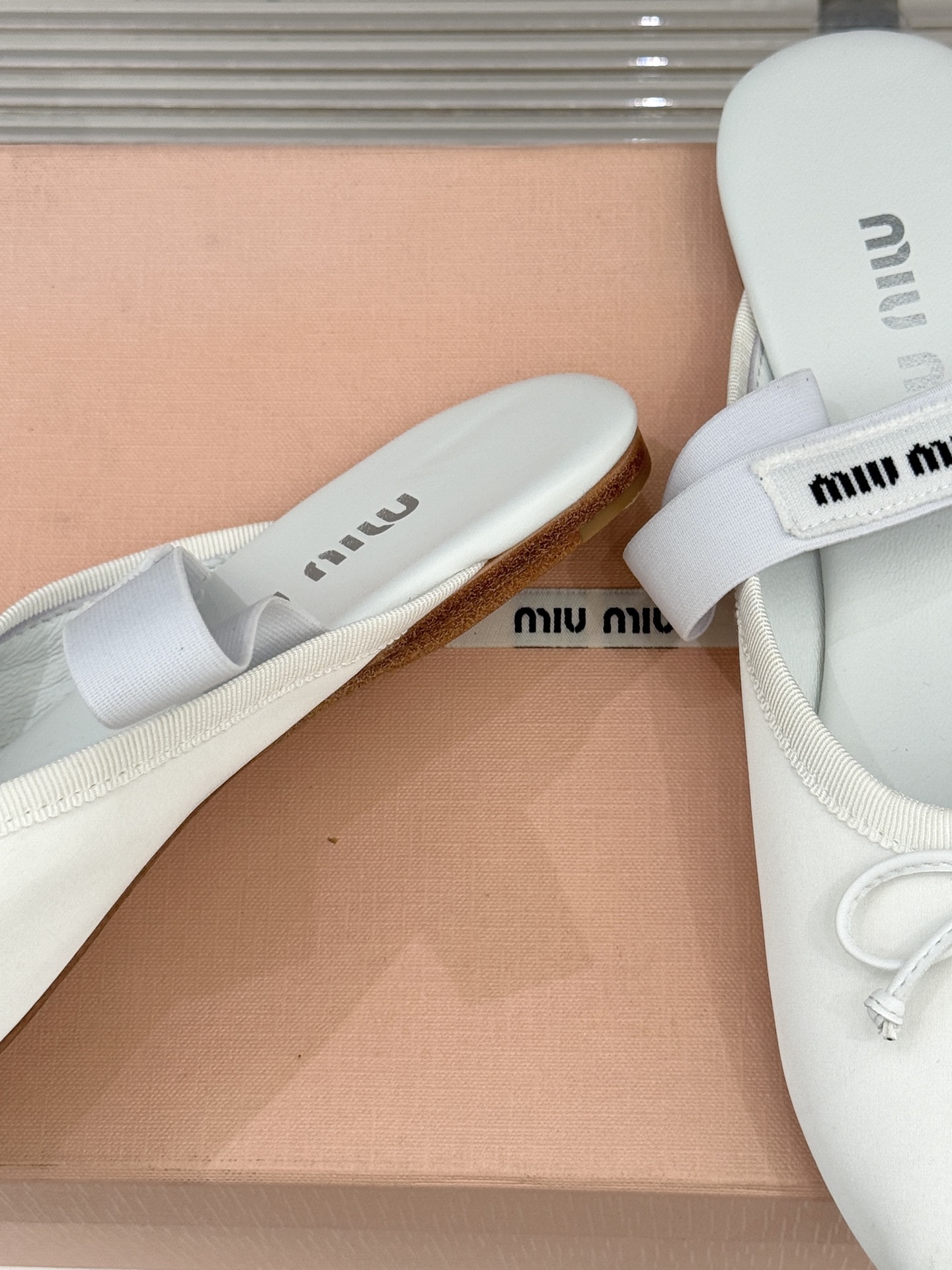 Miu Miu/缪缪经典蝴蝶结字母绸缎芭蕾舞鞋承袭MIU MIU标志性少女奢雅基因经典芭蕾舞鞋以柔润缎光