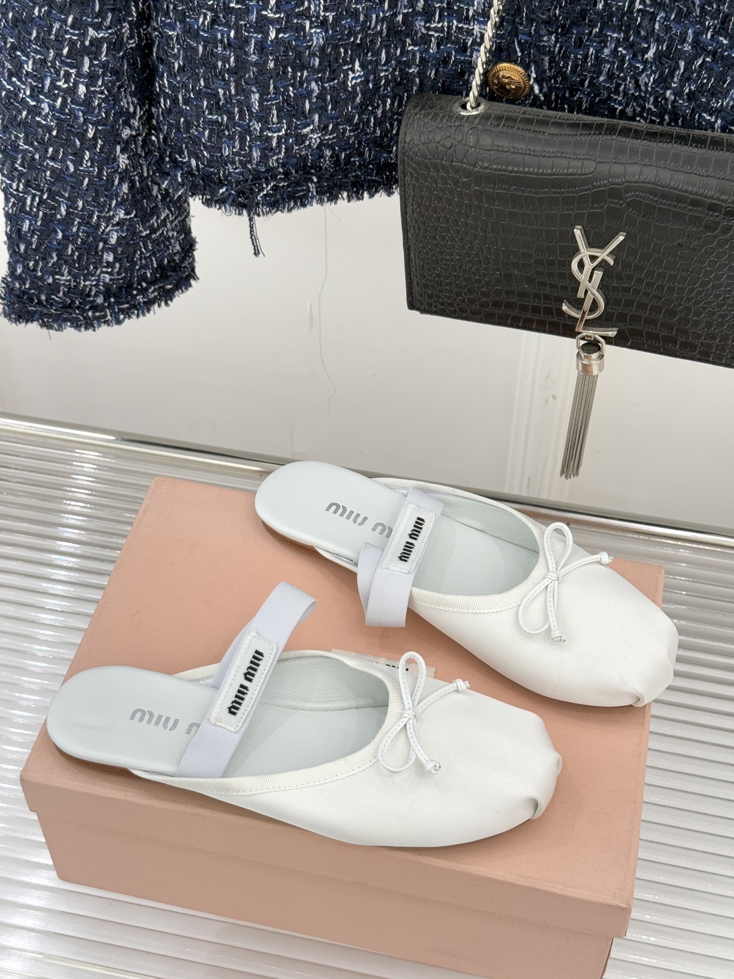 Miu Miu/缪缪经典蝴蝶结字母绸缎芭蕾舞鞋承袭MIU MIU标志性少女奢雅基因经典芭蕾舞鞋以柔润缎光