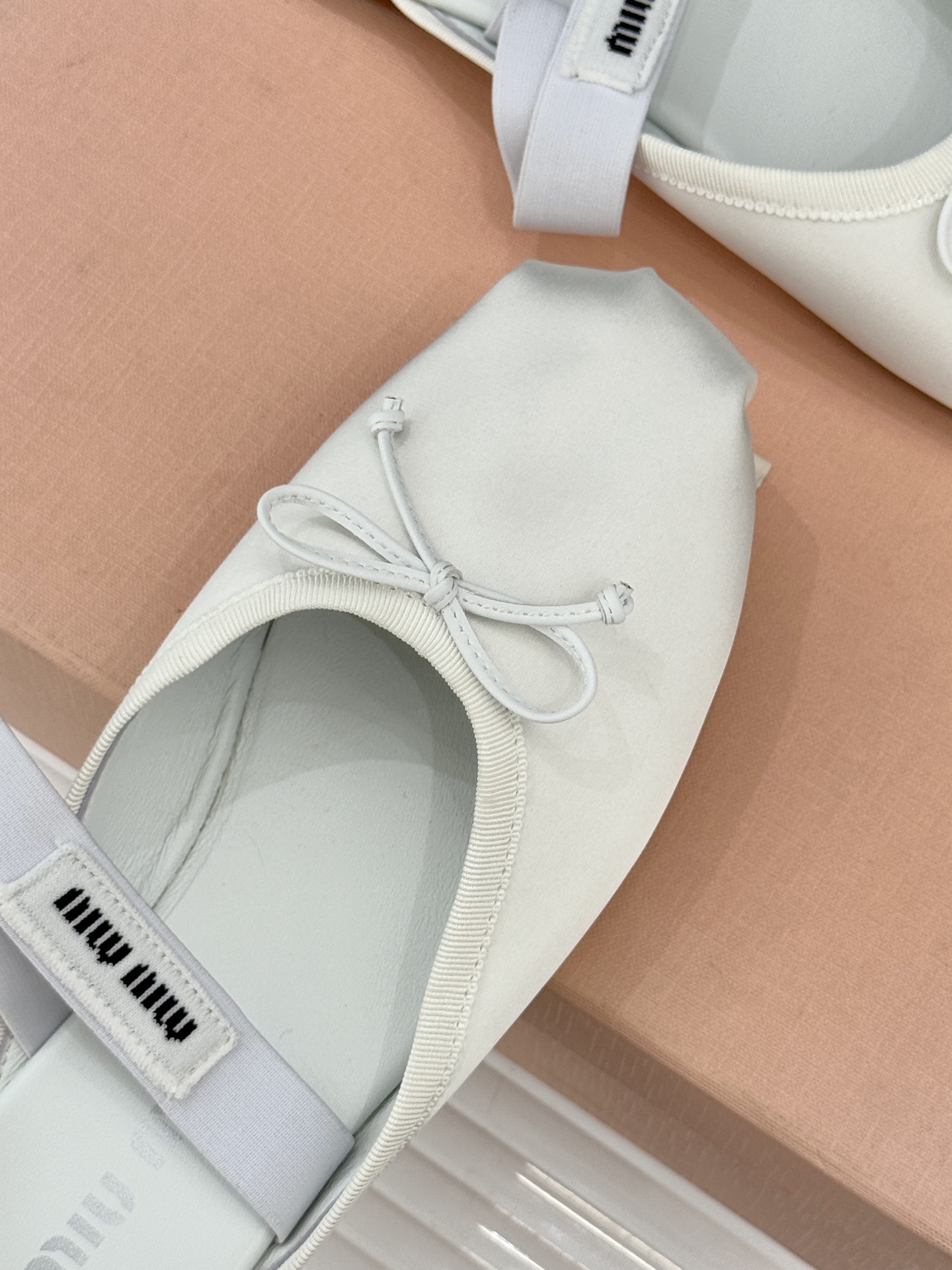 Miu Miu/缪缪经典蝴蝶结字母绸缎芭蕾舞鞋承袭MIU MIU标志性少女奢雅基因经典芭蕾舞鞋以柔润缎光