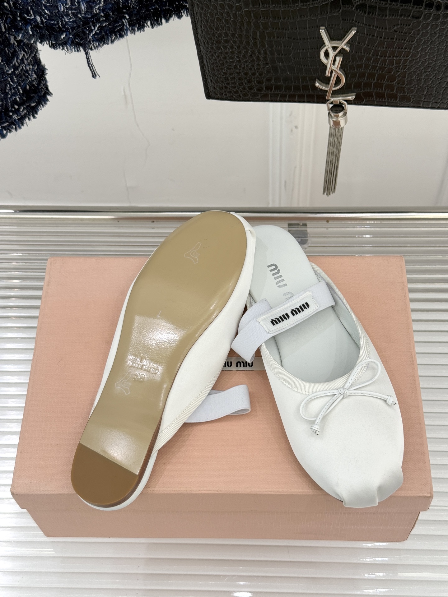 Miu Miu/缪缪经典蝴蝶结字母绸缎芭蕾舞鞋承袭MIU MIU标志性少女奢雅基因经典芭蕾舞鞋以柔润缎光