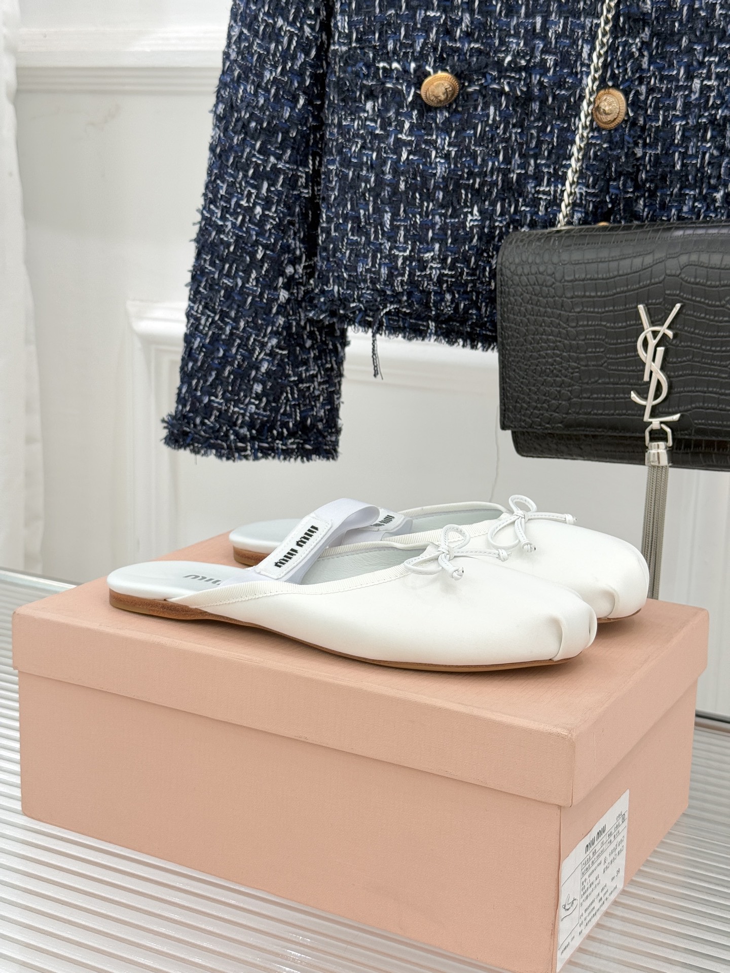 Miu Miu/缪缪经典蝴蝶结字母绸缎芭蕾舞鞋承袭MIU MIU标志性少女奢雅基因经典芭蕾舞鞋以柔润缎光