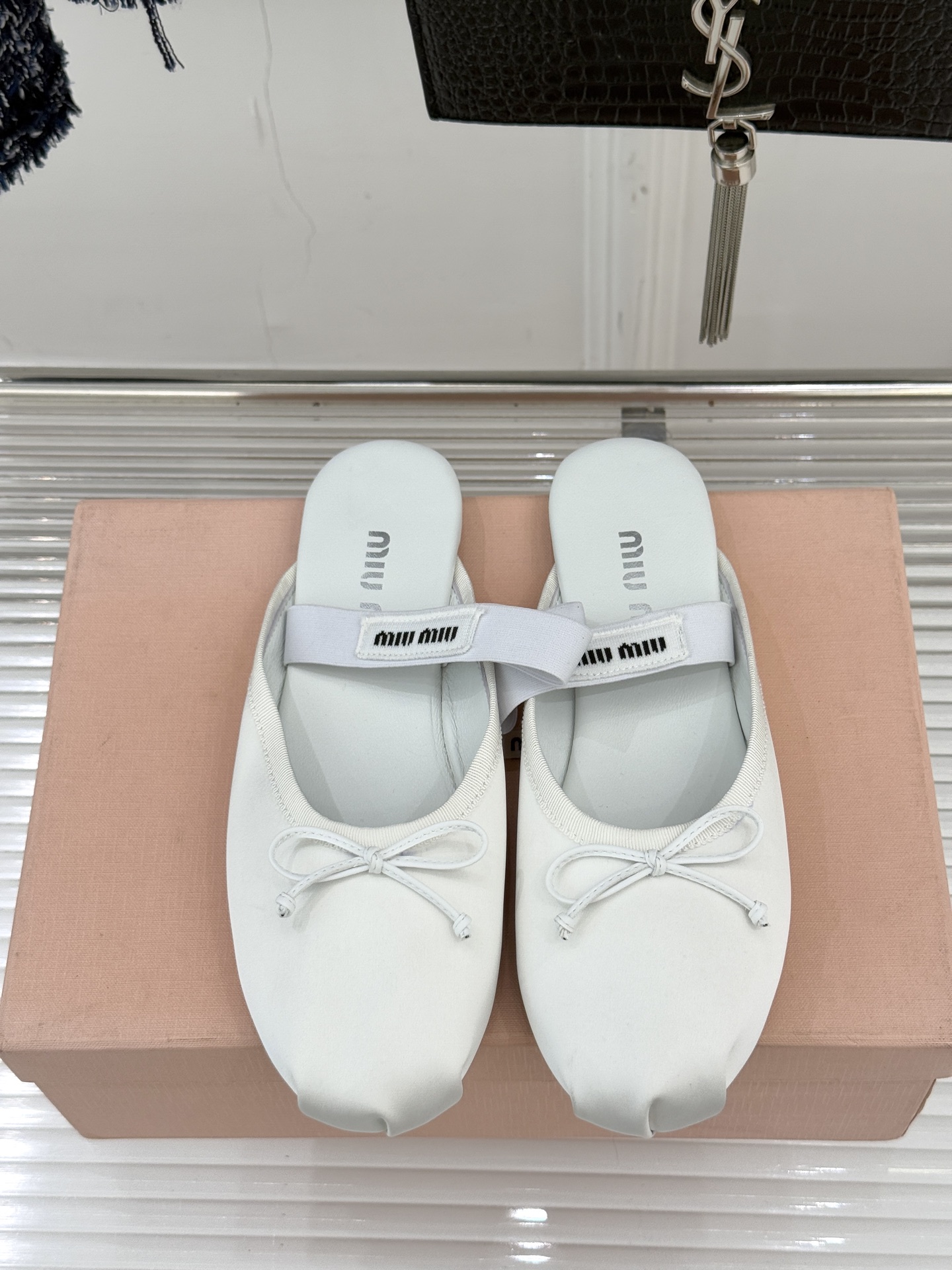 Miu Miu/缪缪经典蝴蝶结字母绸缎芭蕾舞鞋承袭MIU MIU标志性少女奢雅基因经典芭蕾舞鞋以柔润缎光