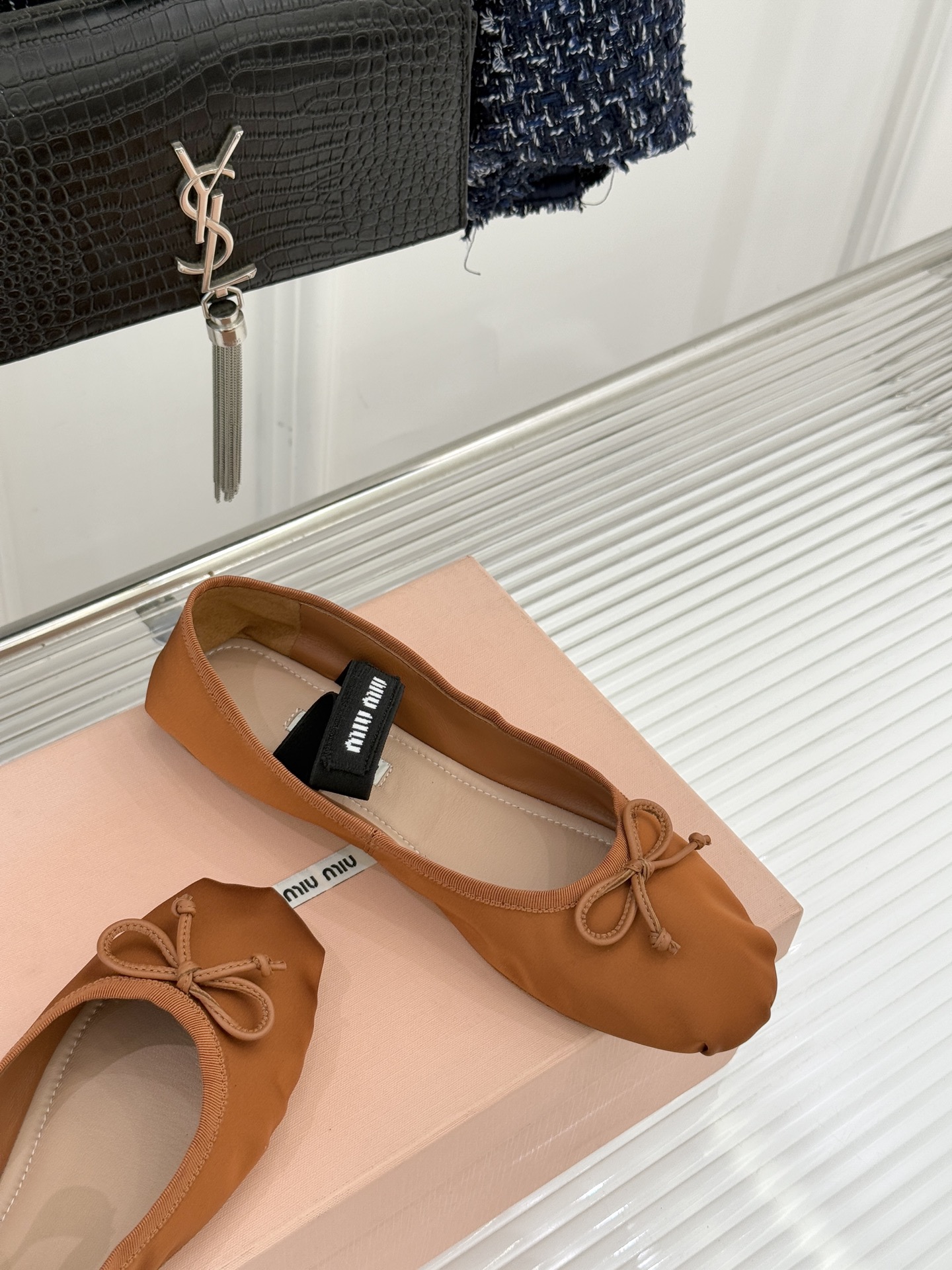 Miu Miu/缪缪经典蝴蝶结字母绸缎芭蕾舞鞋承袭MIU MIU标志性少女奢雅基因经典芭蕾舞鞋以柔润缎光