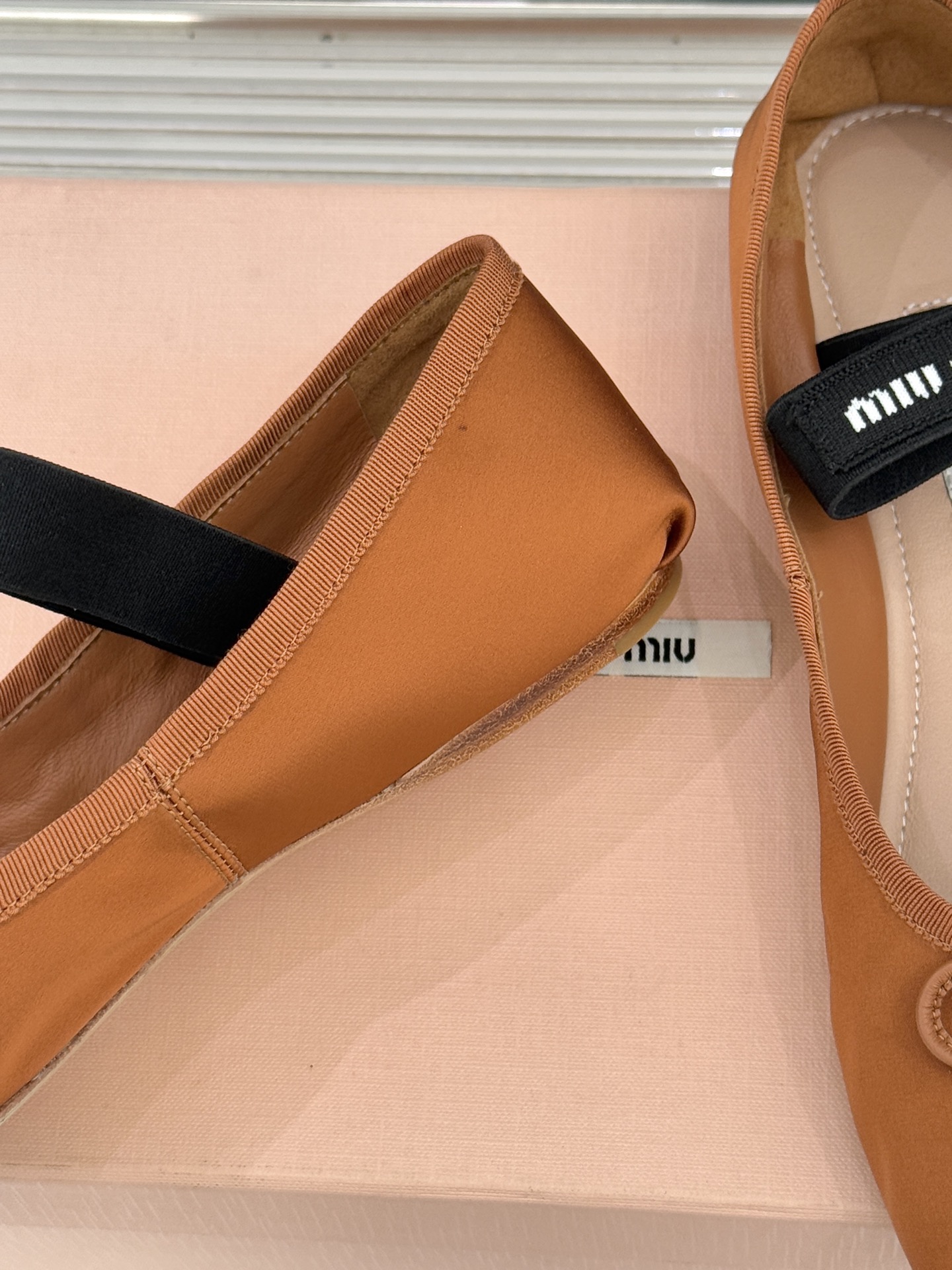 Miu Miu/缪缪经典蝴蝶结字母绸缎芭蕾舞鞋承袭MIU MIU标志性少女奢雅基因经典芭蕾舞鞋以柔润缎光