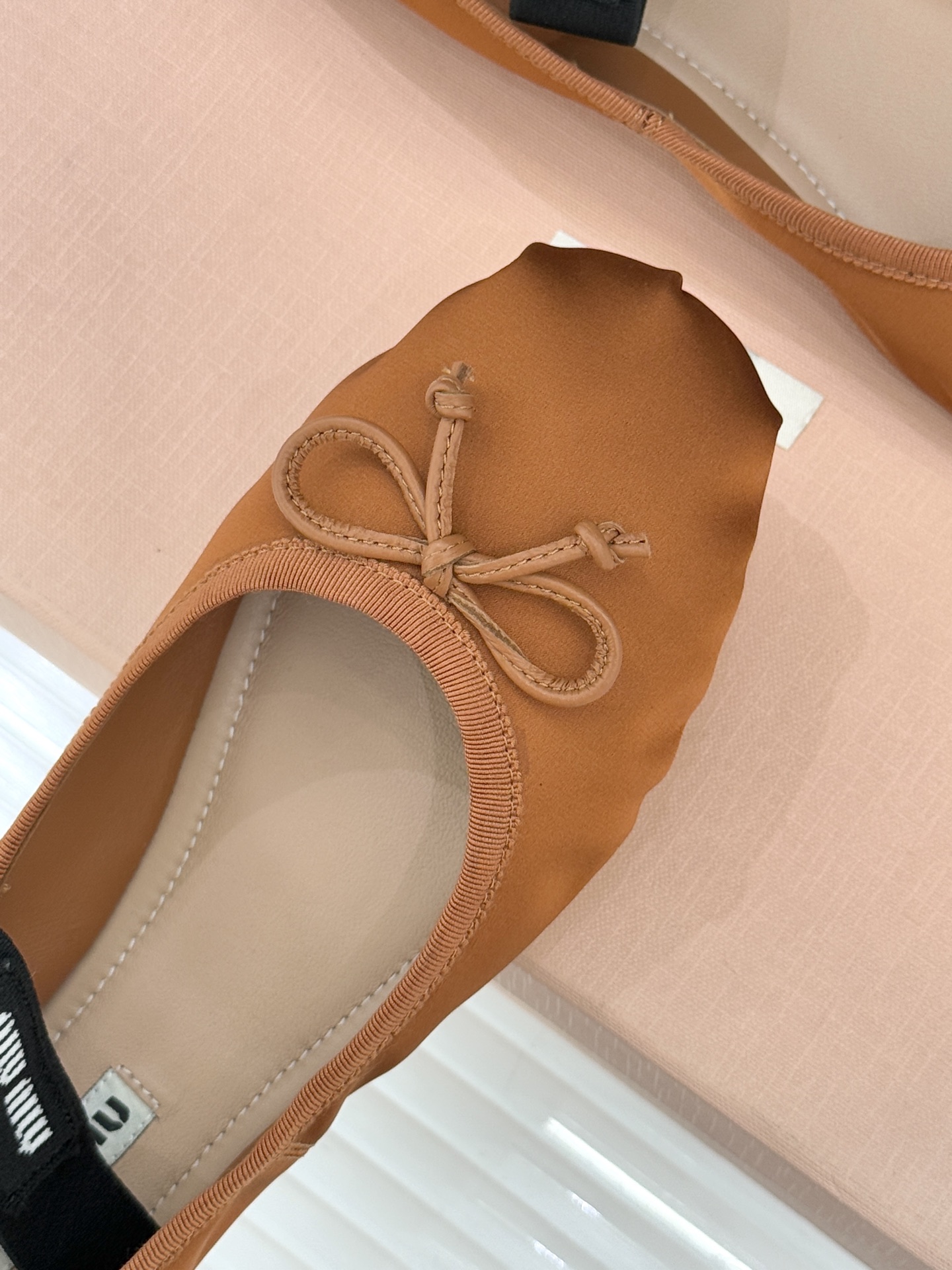 Miu Miu/缪缪经典蝴蝶结字母绸缎芭蕾舞鞋承袭MIU MIU标志性少女奢雅基因经典芭蕾舞鞋以柔润缎光