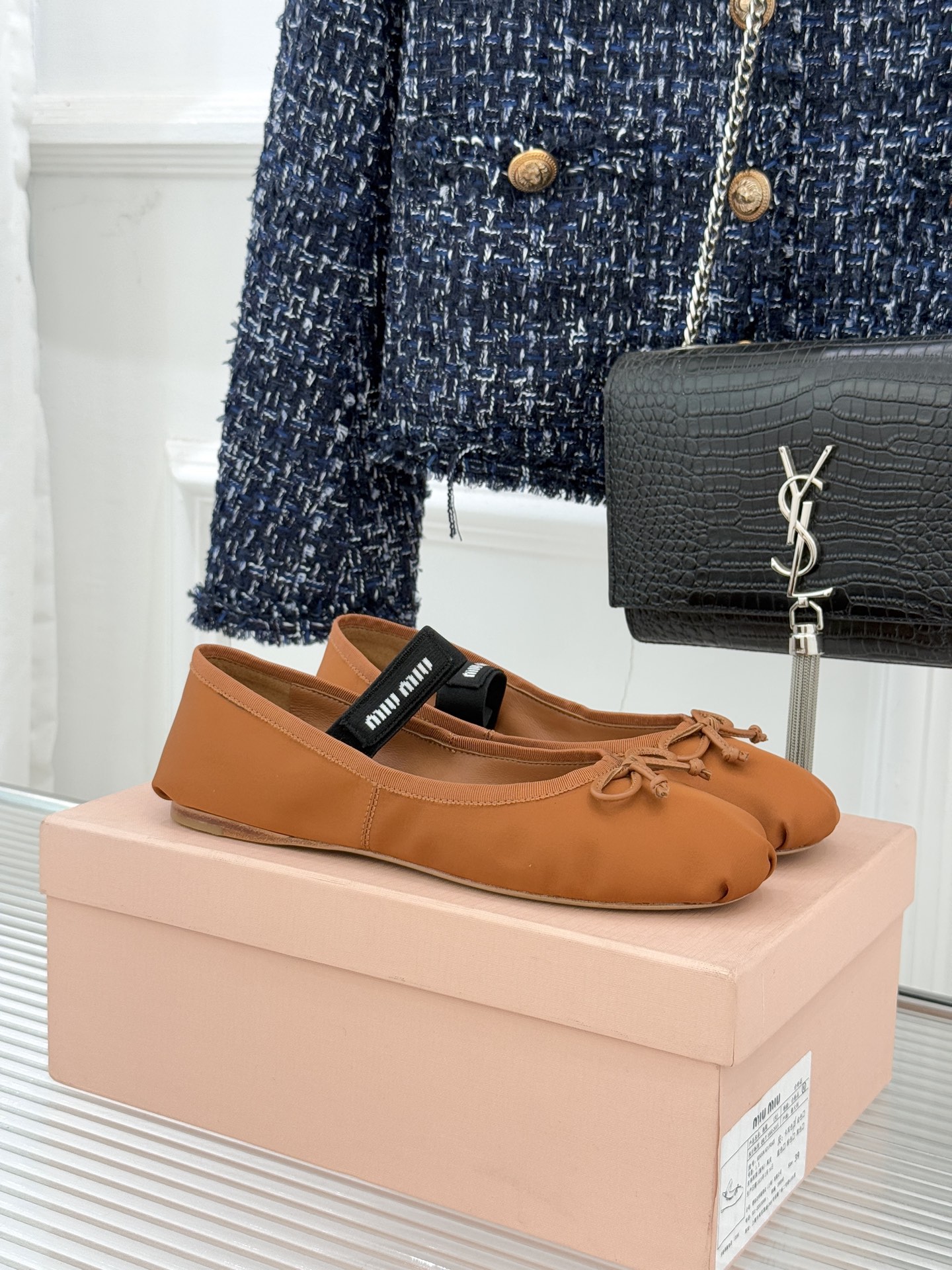 Miu Miu/缪缪经典蝴蝶结字母绸缎芭蕾舞鞋承袭MIU MIU标志性少女奢雅基因经典芭蕾舞鞋以柔润缎光