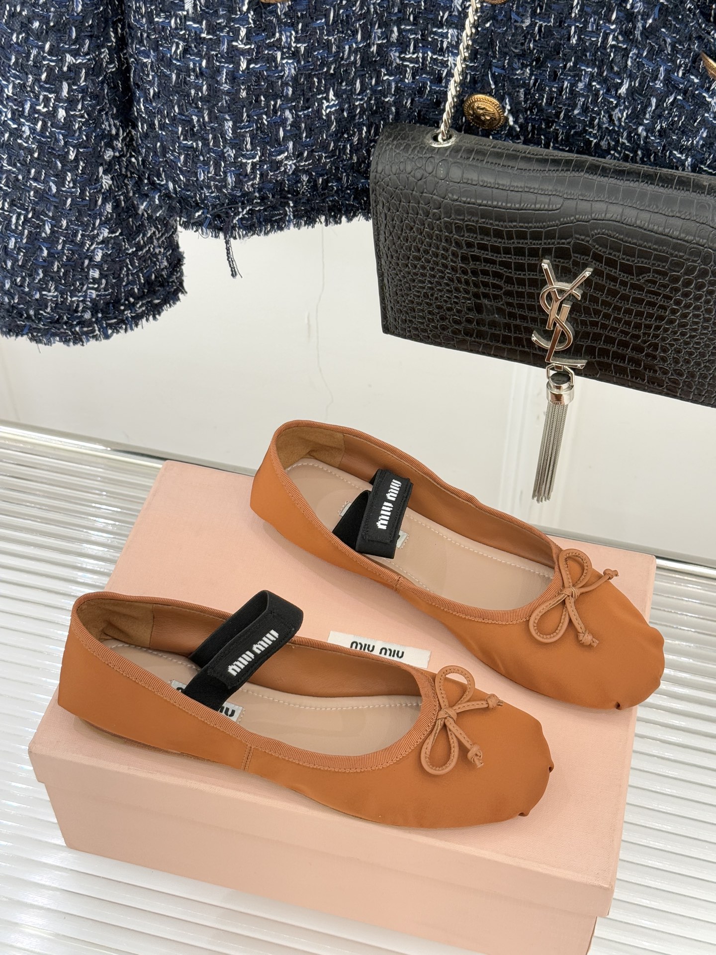 Miu Miu/缪缪经典蝴蝶结字母绸缎芭蕾舞鞋承袭MIU MIU标志性少女奢雅基因经典芭蕾舞鞋以柔润缎光