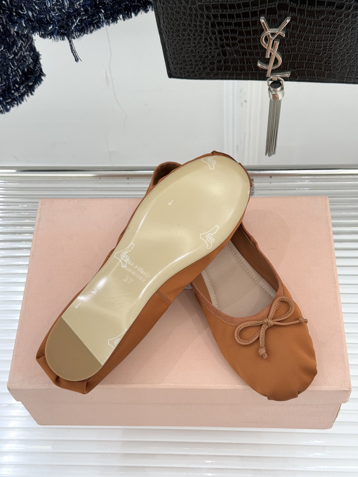 Miu Miu/缪缪经典蝴蝶结字母绸缎芭蕾舞鞋承袭MIU MIU标志性少女奢雅基因经典芭蕾舞鞋以柔润缎光