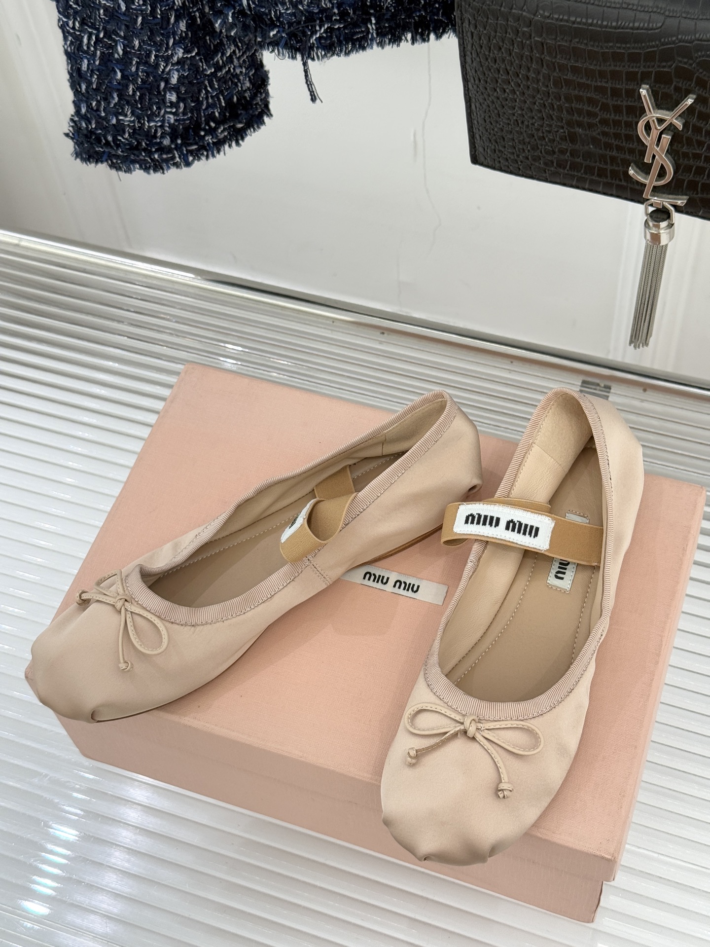 Miu Miu/缪缪经典蝴蝶结字母绸缎芭蕾舞鞋承袭MIU MIU标志性少女奢雅基因经典芭蕾舞鞋以柔润缎光