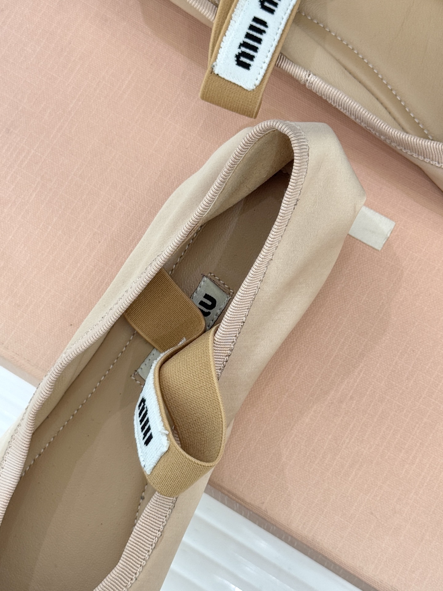 Miu Miu/缪缪经典蝴蝶结字母绸缎芭蕾舞鞋承袭MIU MIU标志性少女奢雅基因经典芭蕾舞鞋以柔润缎光