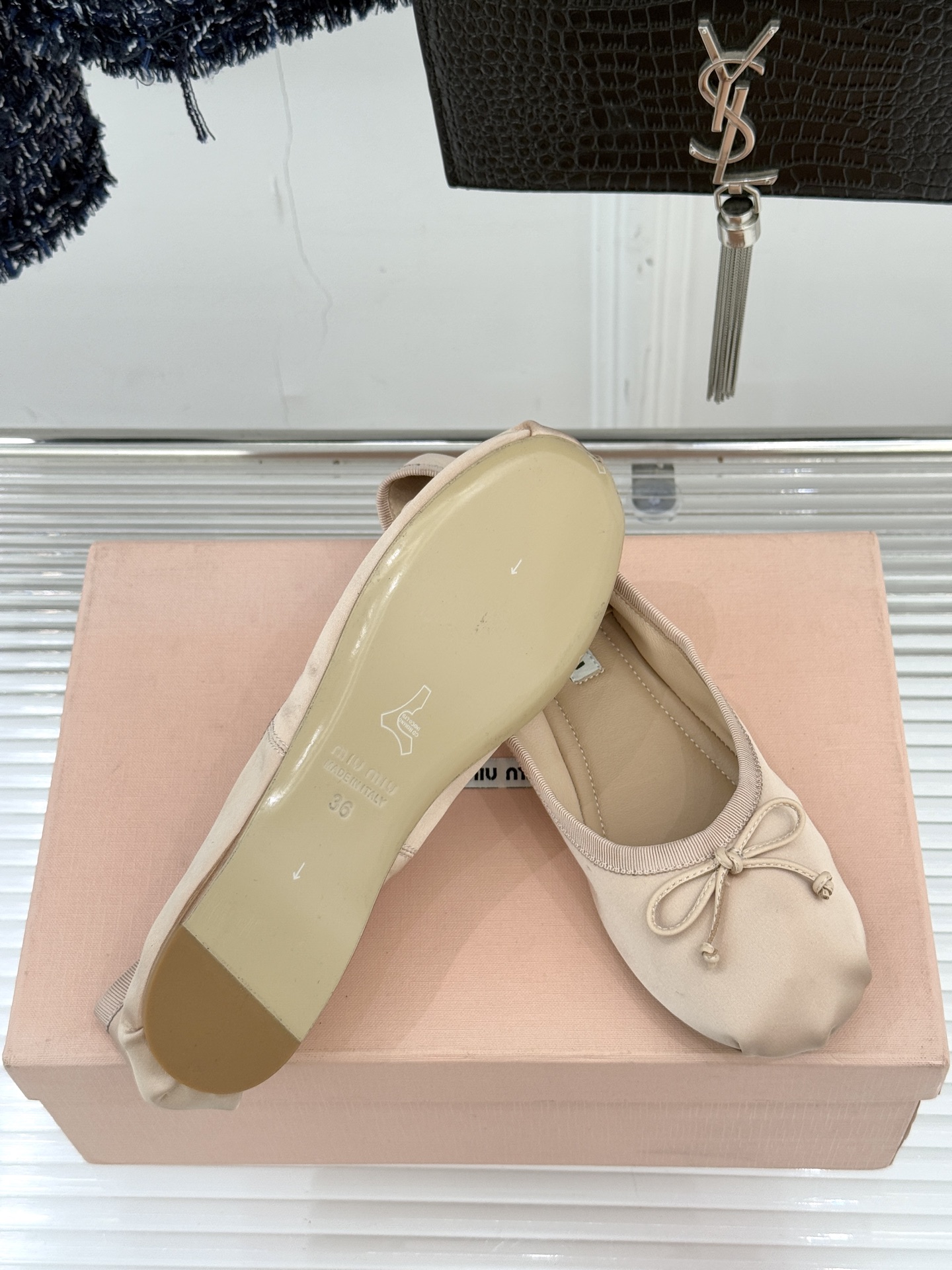 Miu Miu/缪缪经典蝴蝶结字母绸缎芭蕾舞鞋承袭MIU MIU标志性少女奢雅基因经典芭蕾舞鞋以柔润缎光